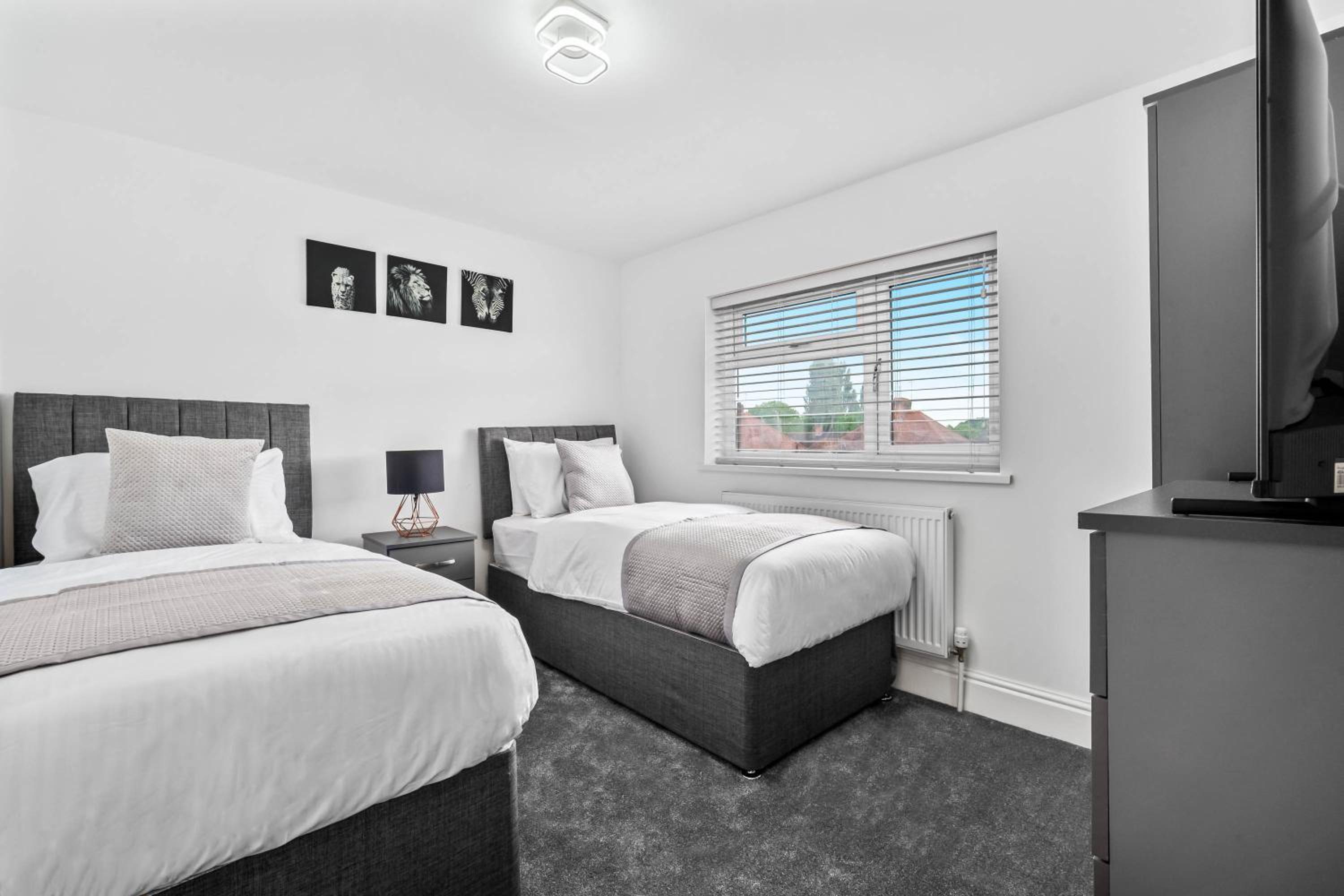 Five-Bedroom House photo 1