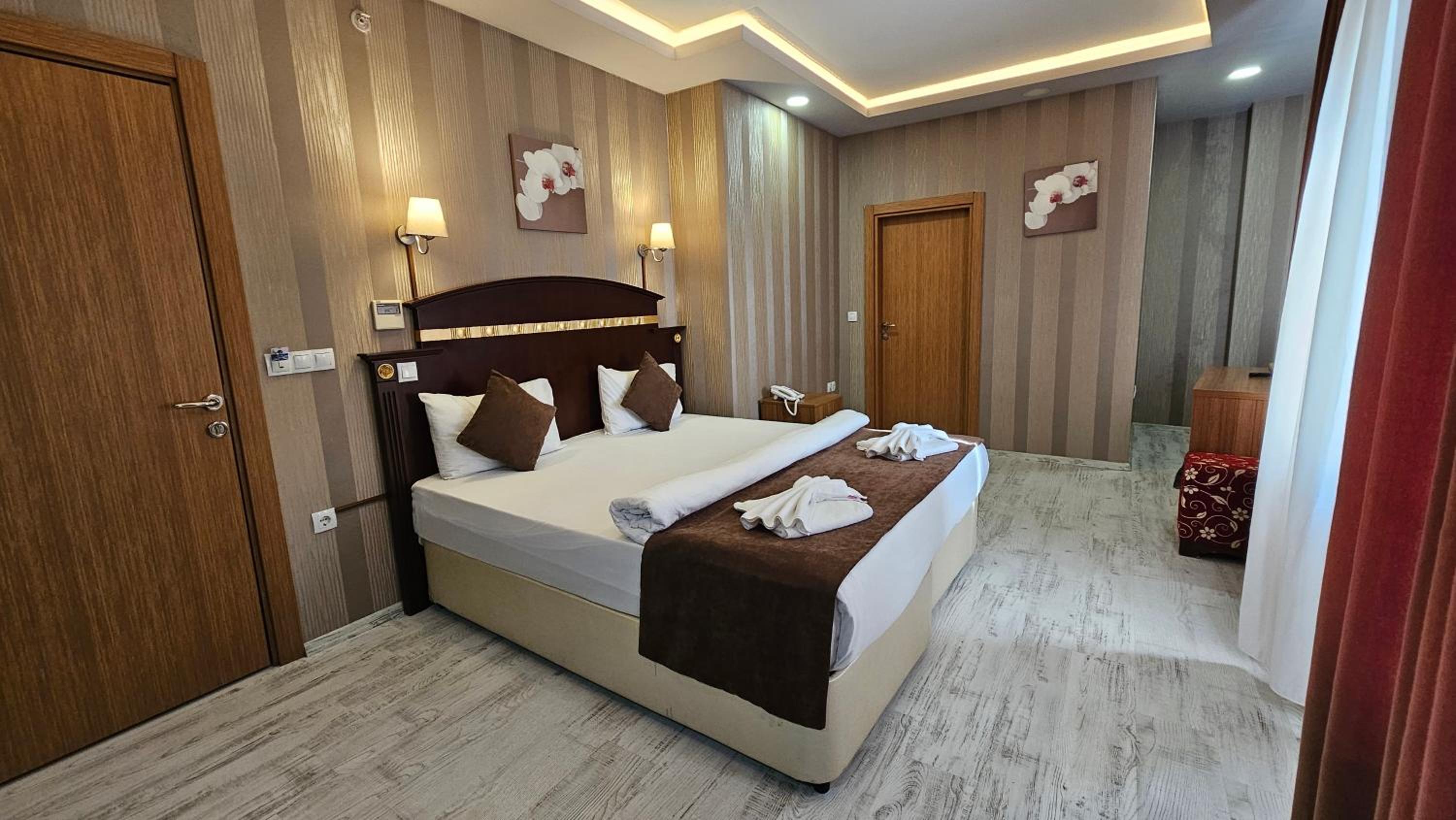 Deluxe Double Room with Side Sea View