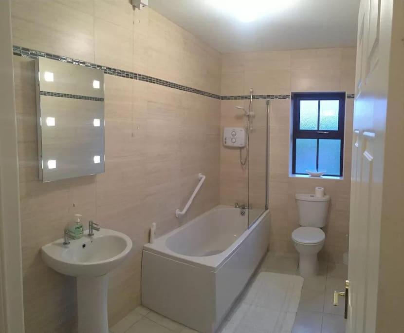 Four-Bedroom House photo 3