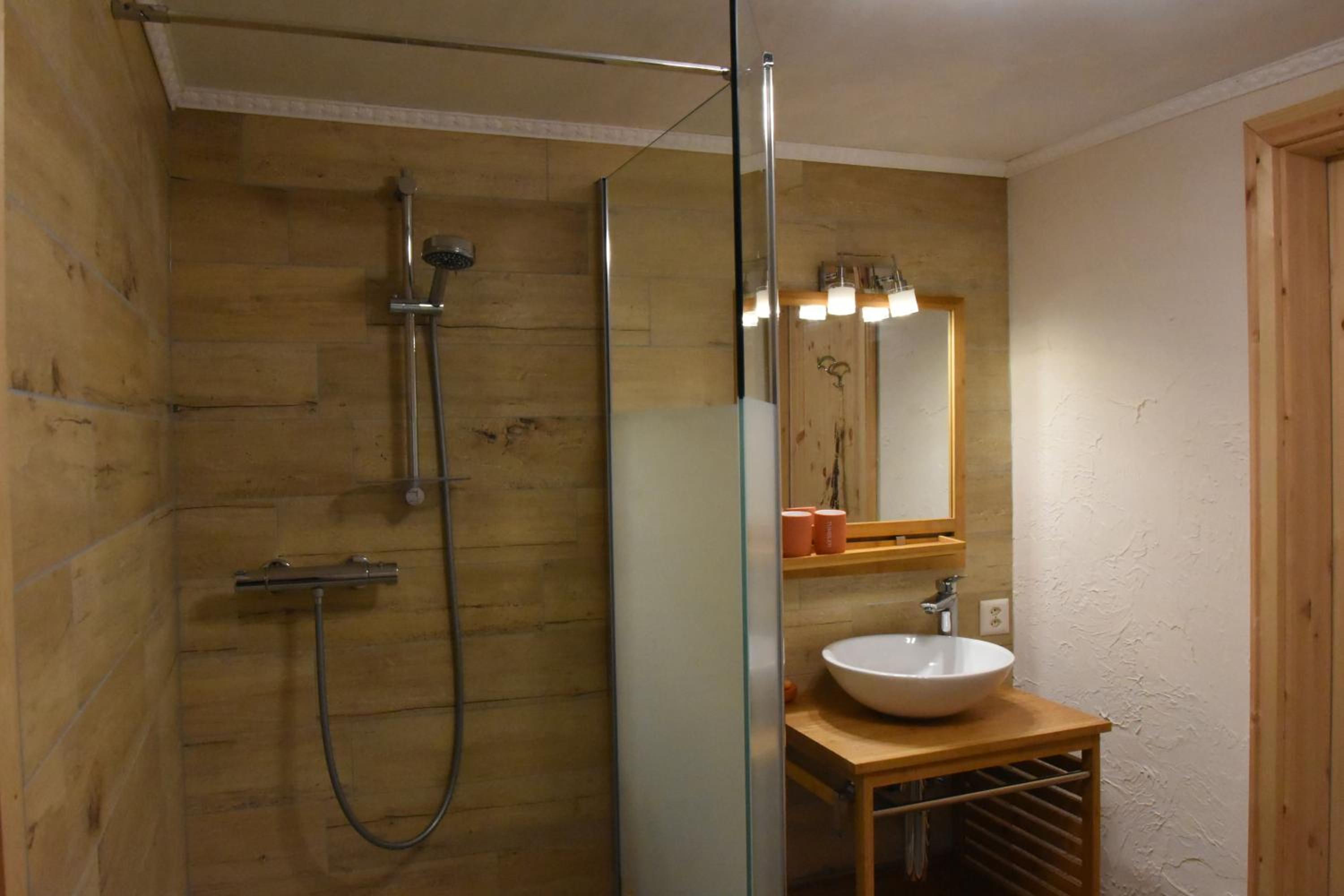 Family Room with Shared Bathroom photo 2