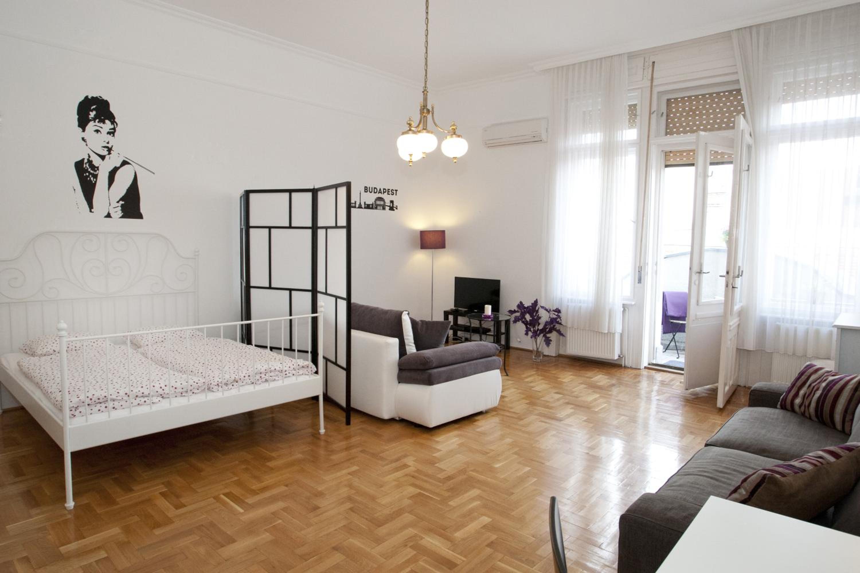 Apartment with Balcony - Photo 2