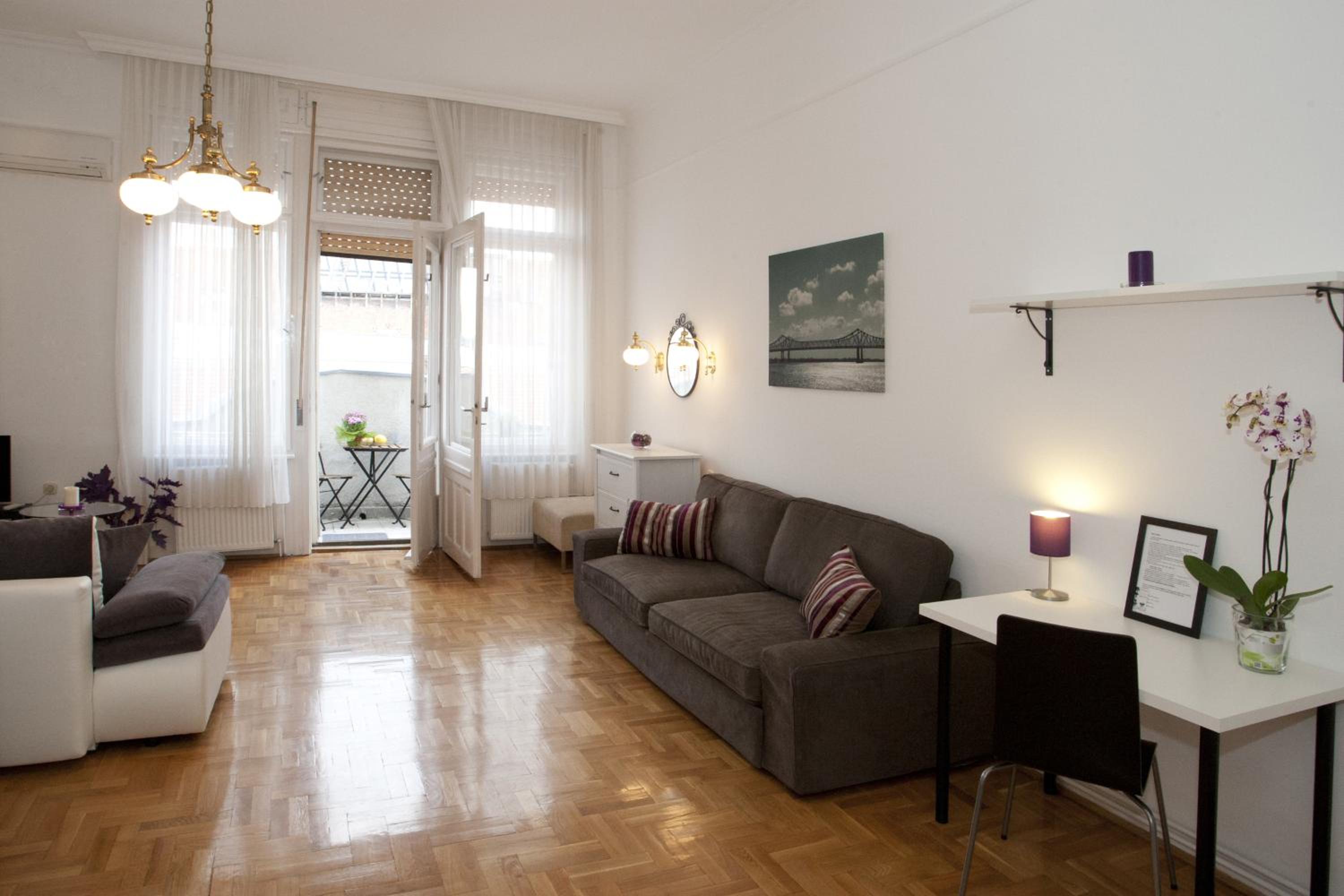 Apartment with Balcony - Photo 3