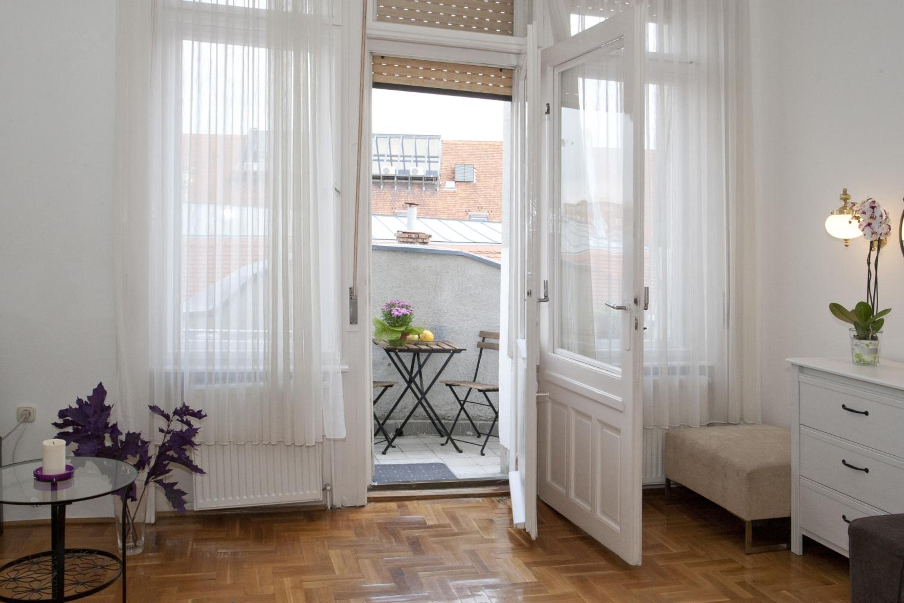 Apartment with Balcony - Photo 4