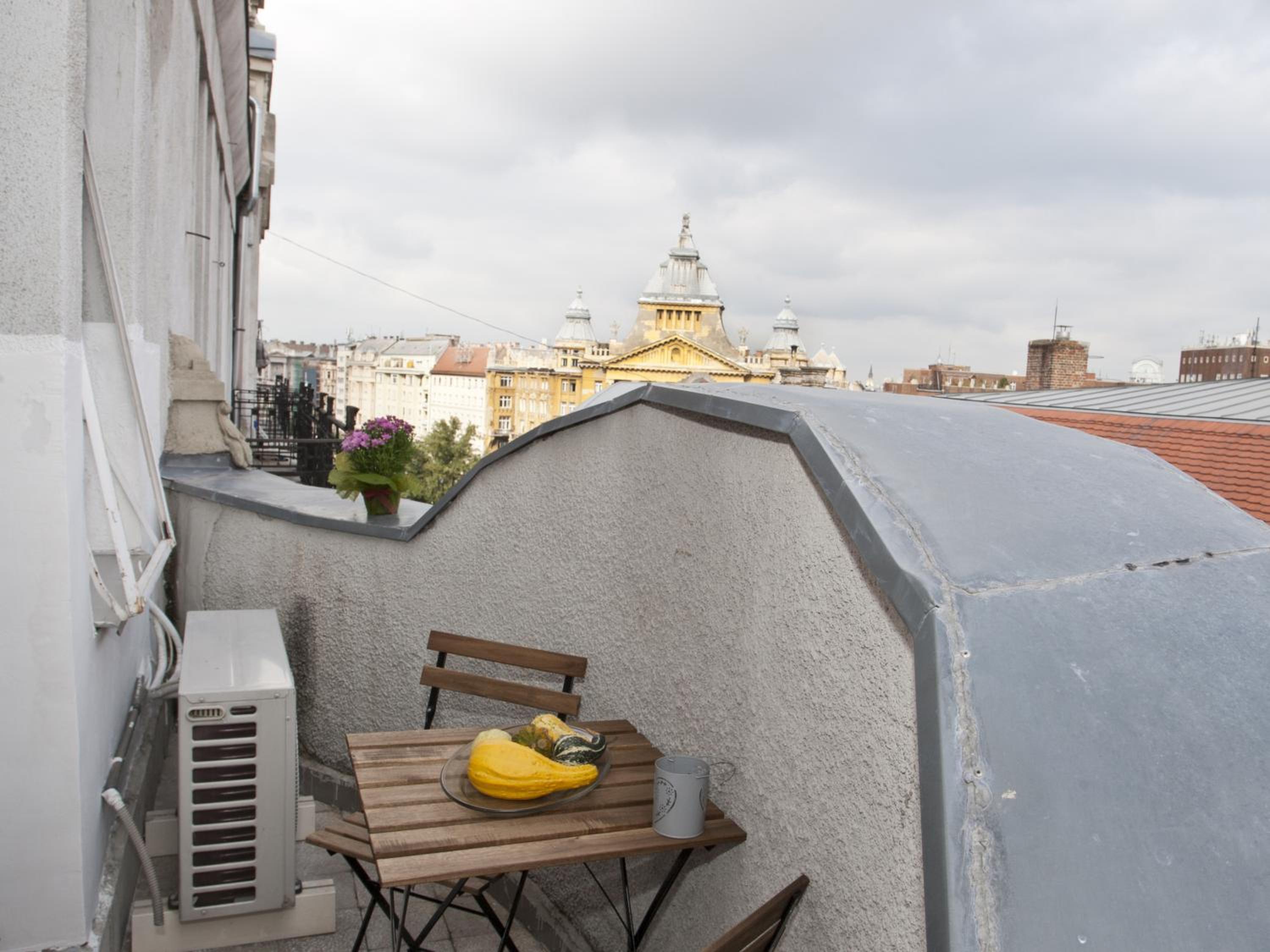Apartment with Balcony - Photo 5