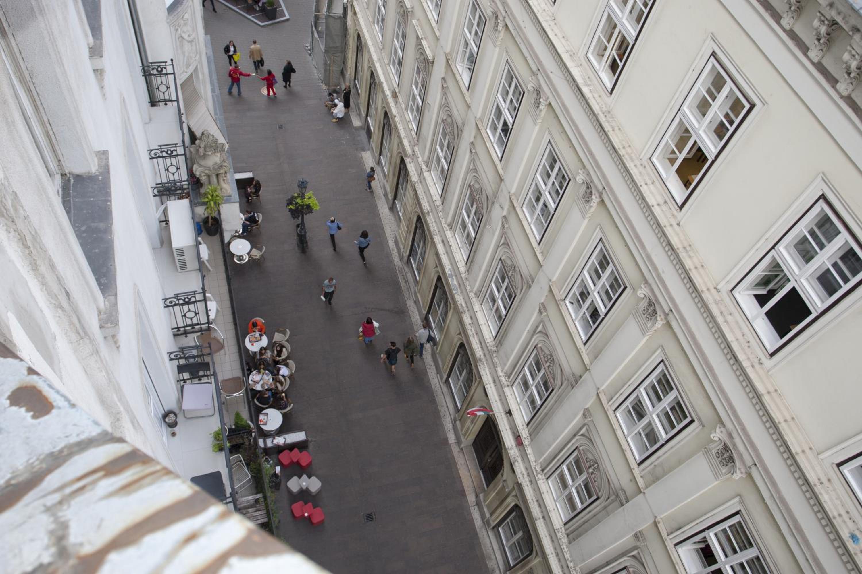 Apartment with Balcony - Photo 6
