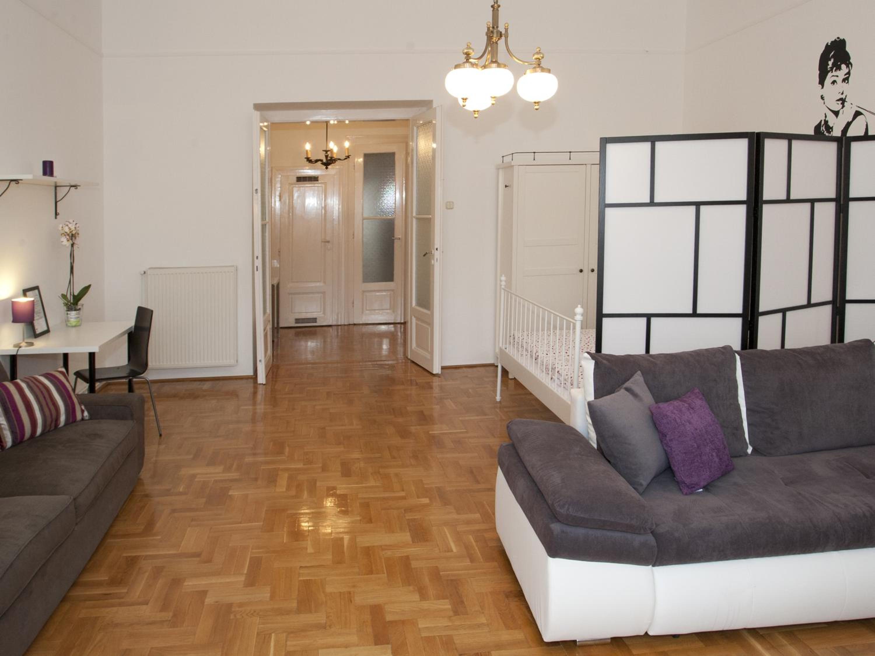 Apartment with Balcony - Photo 7