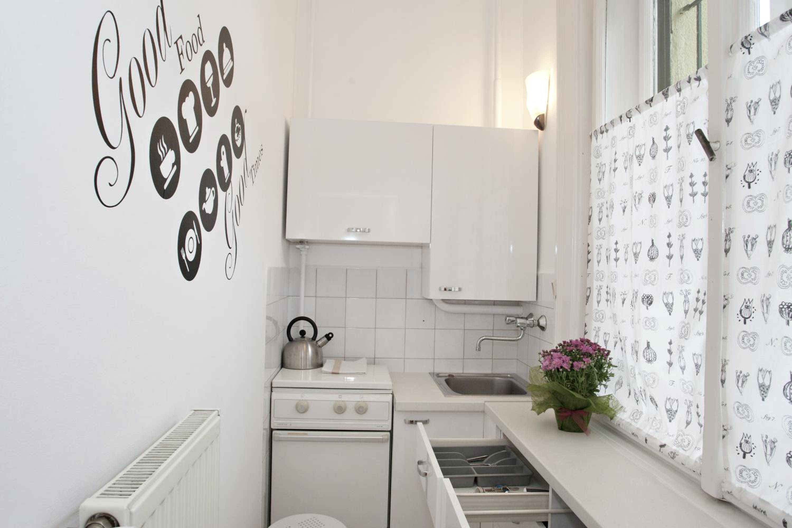 Apartment with Balcony - Photo 9