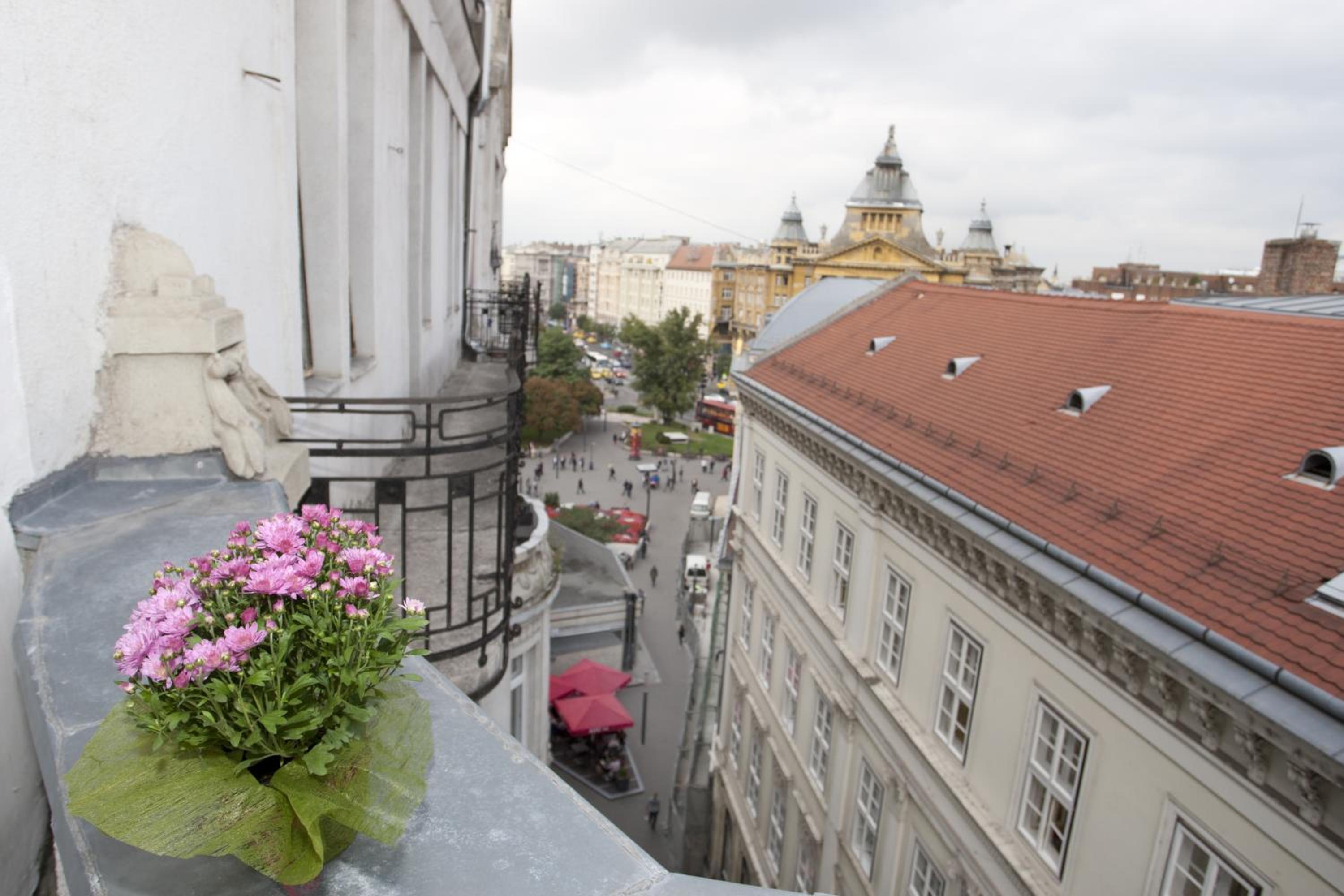 Apartment with Balcony - Photo 10