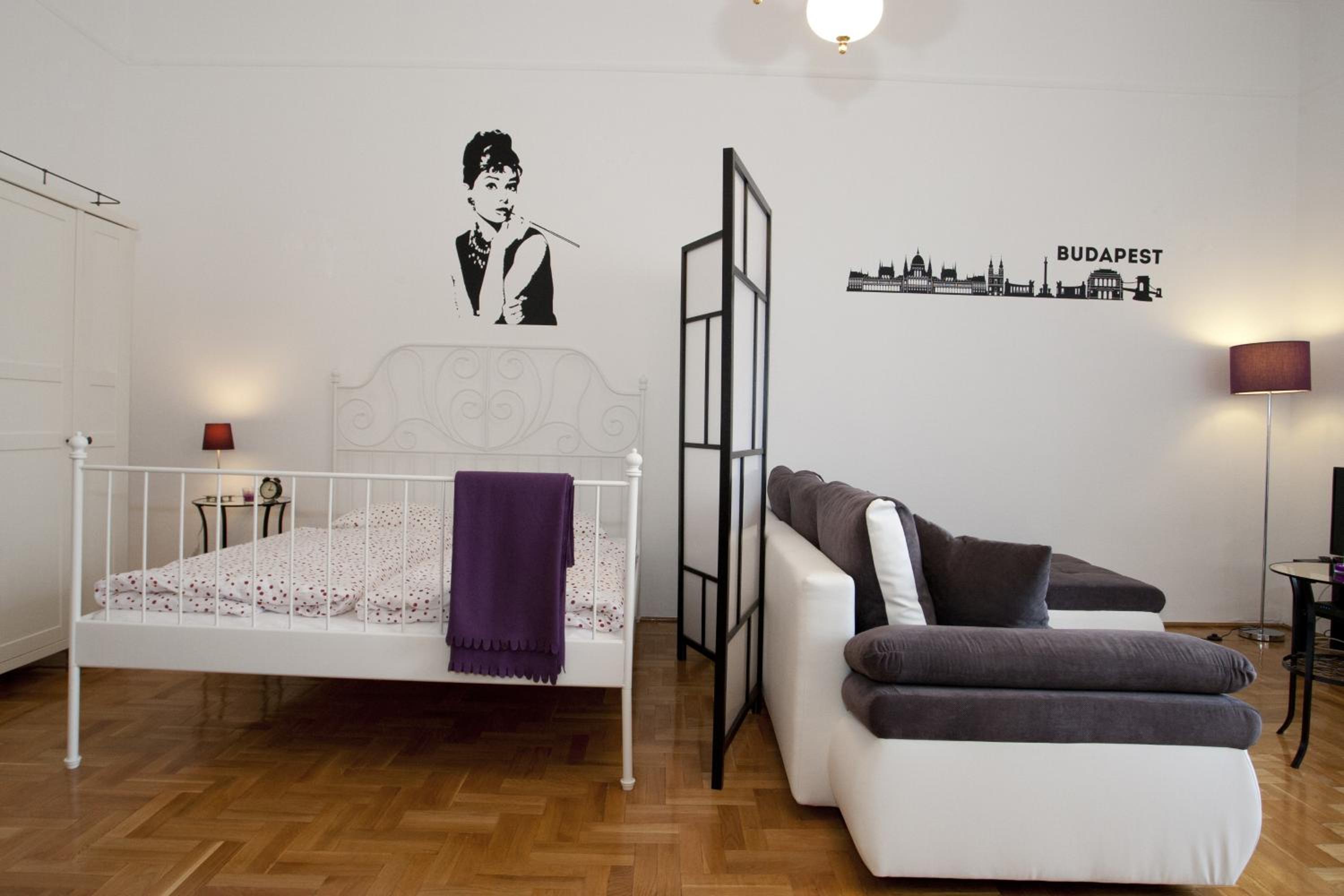 Apartment with Balcony - Photo 13