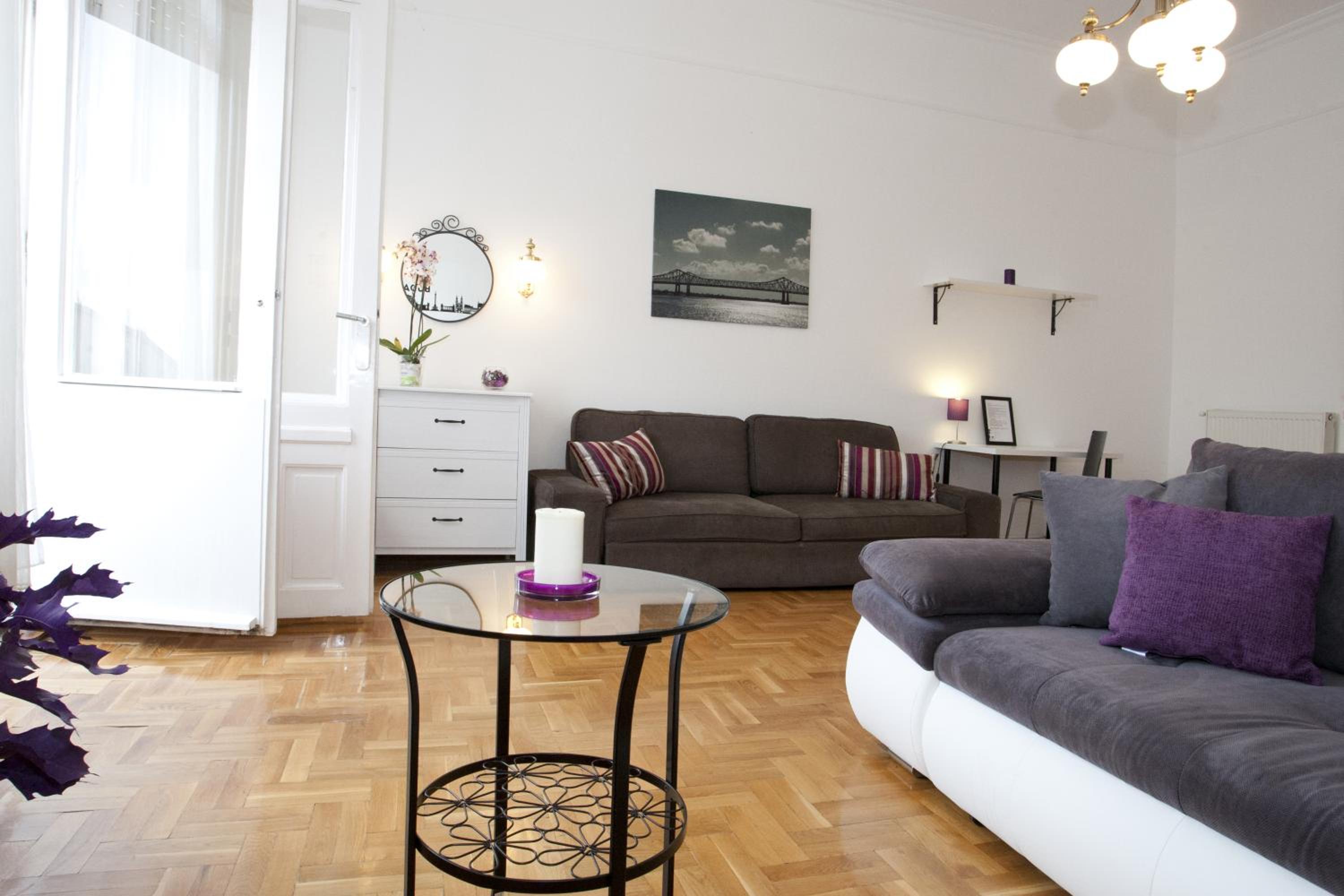 Apartment with Balcony - Photo 14