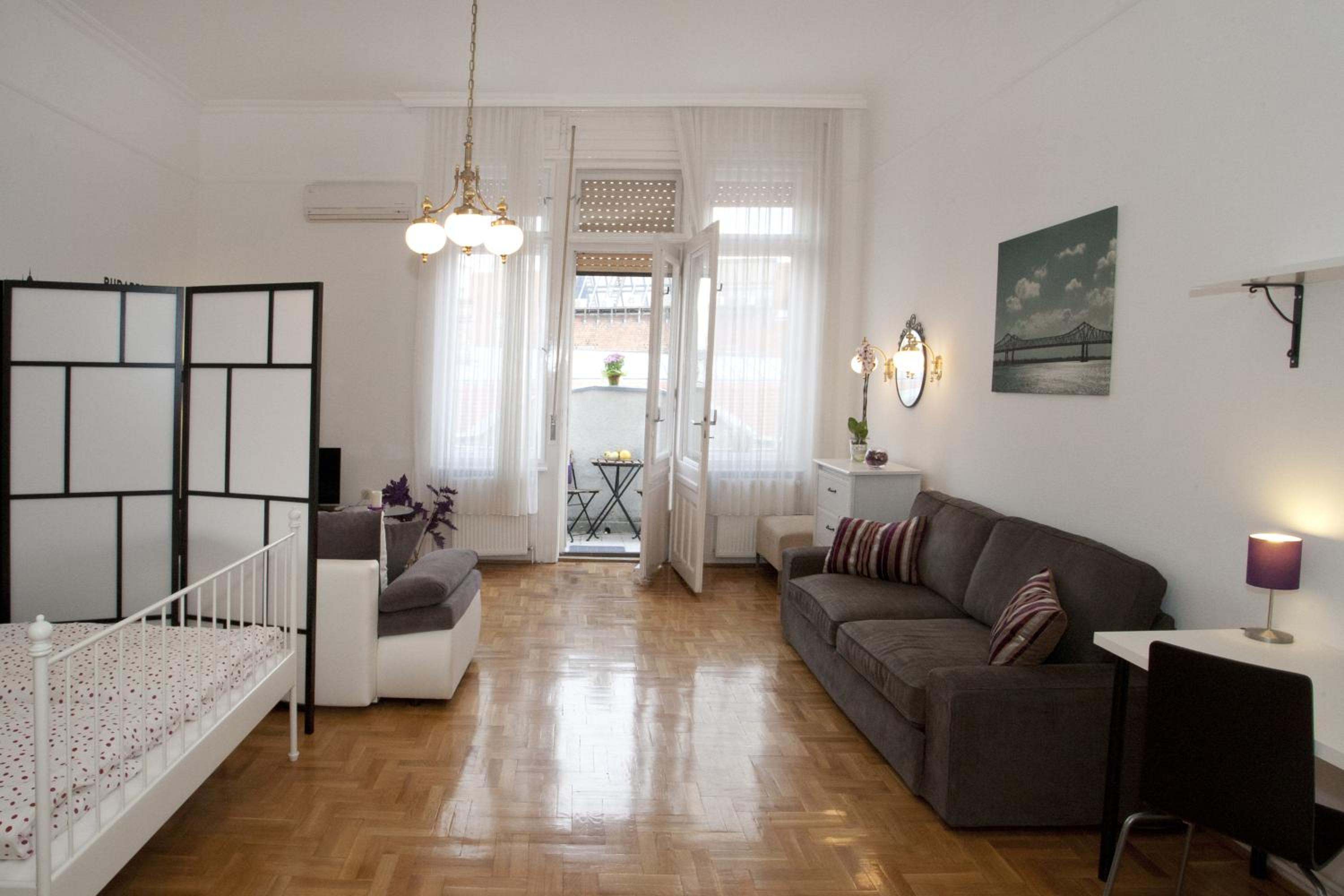 Apartment with Balcony - Photo 16
