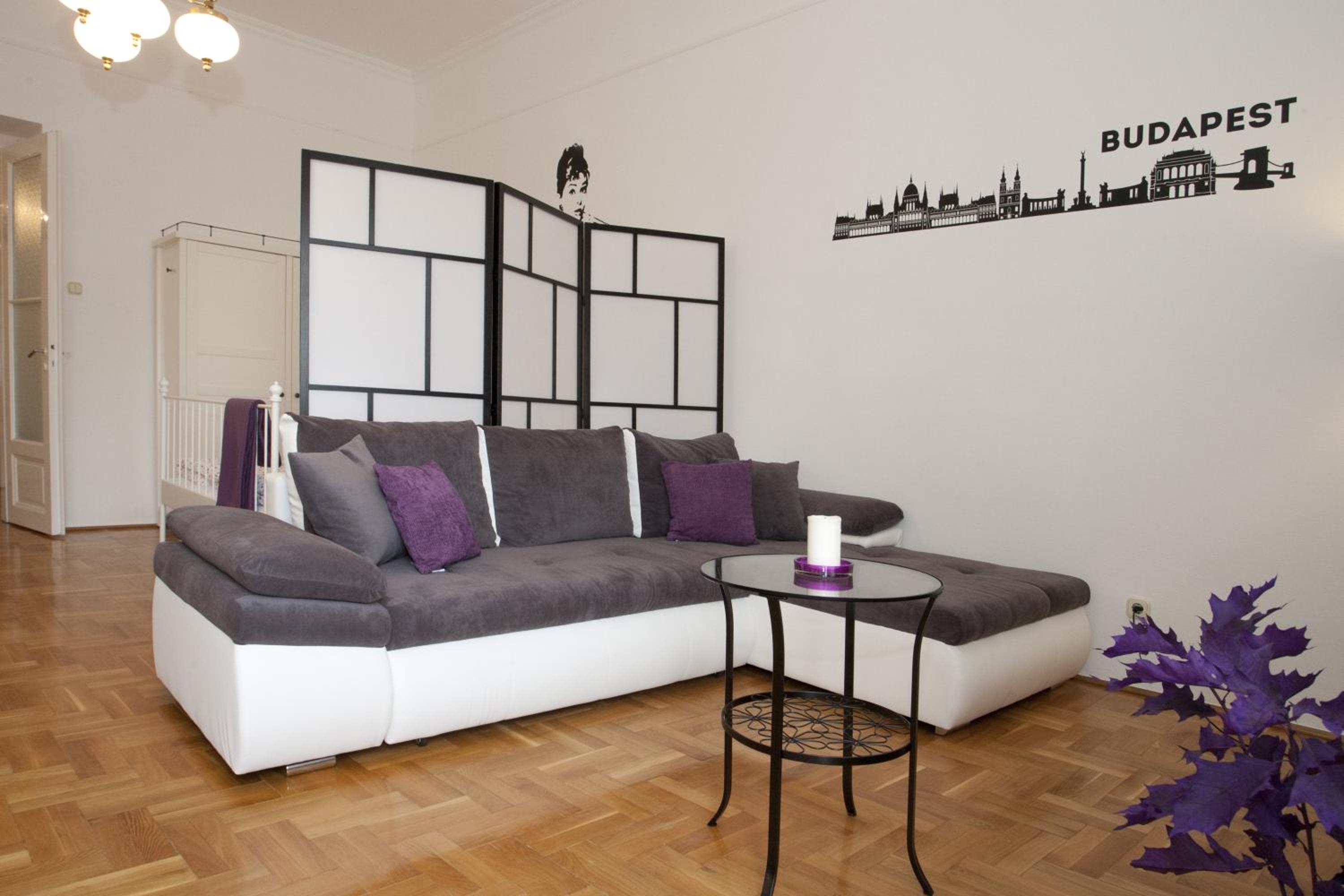Apartment with Balcony - Photo 17