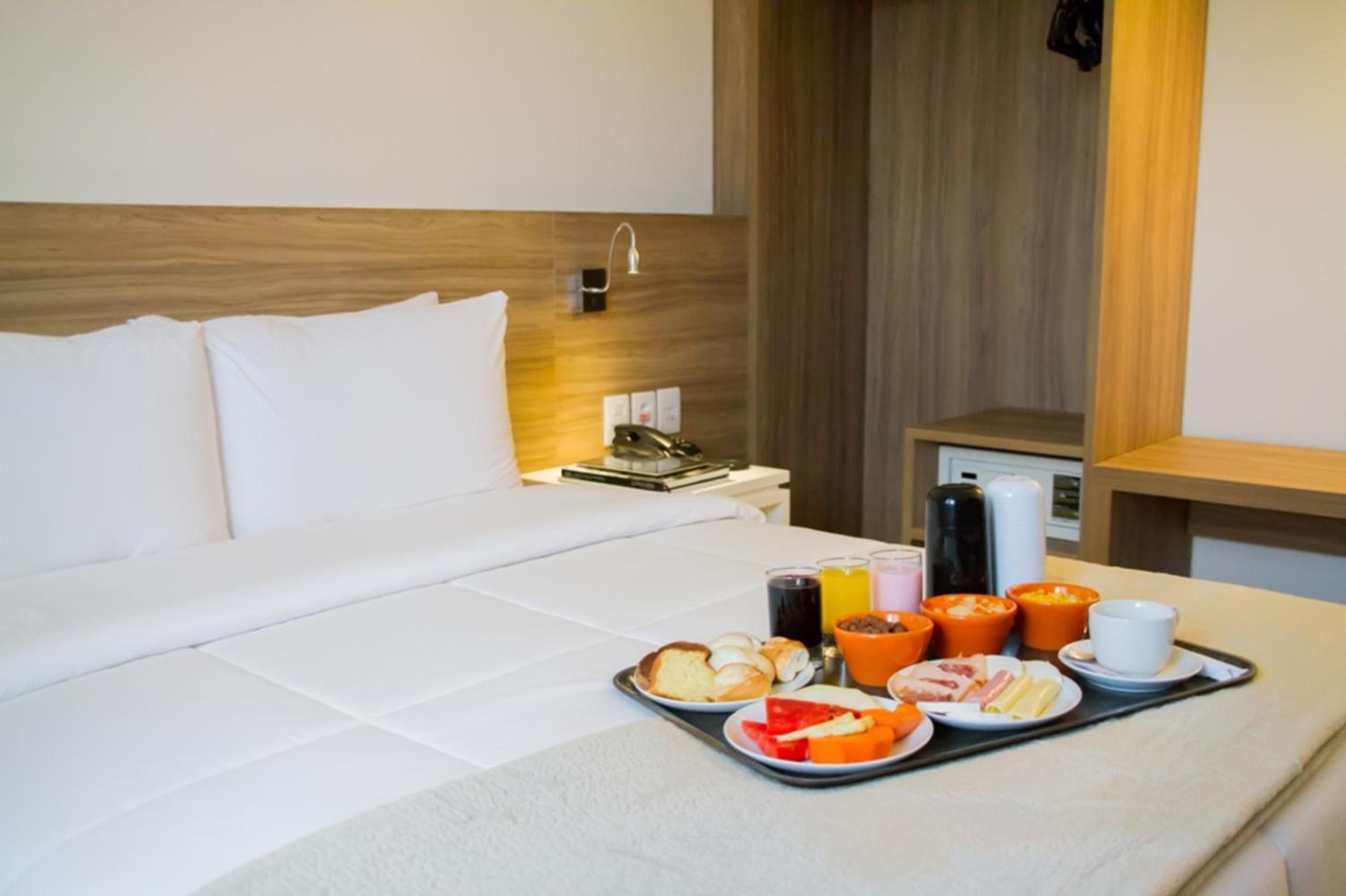 Deluxe Room - 1 king bed photo 2