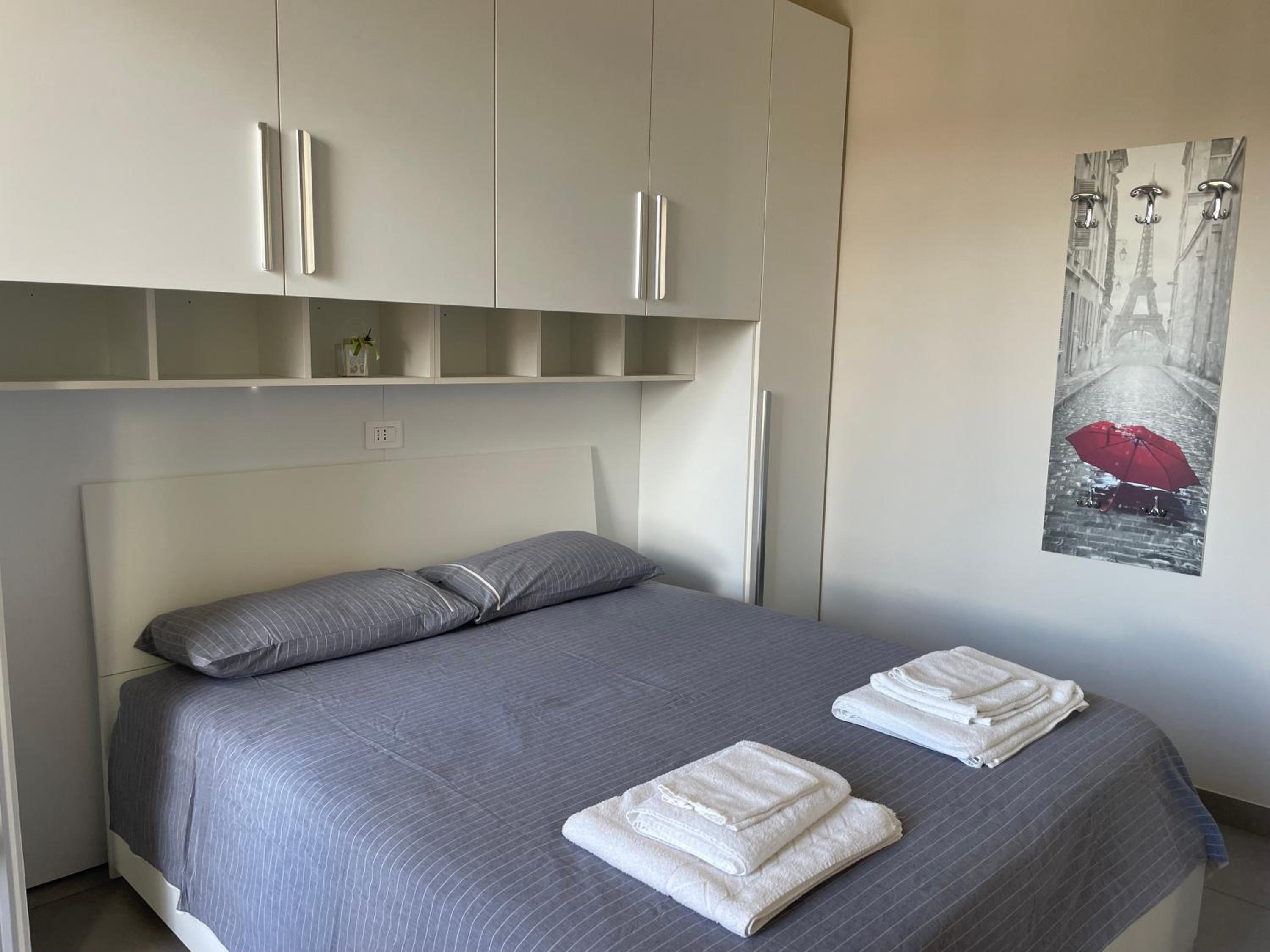 One-Bedroom Apartment with Lake View