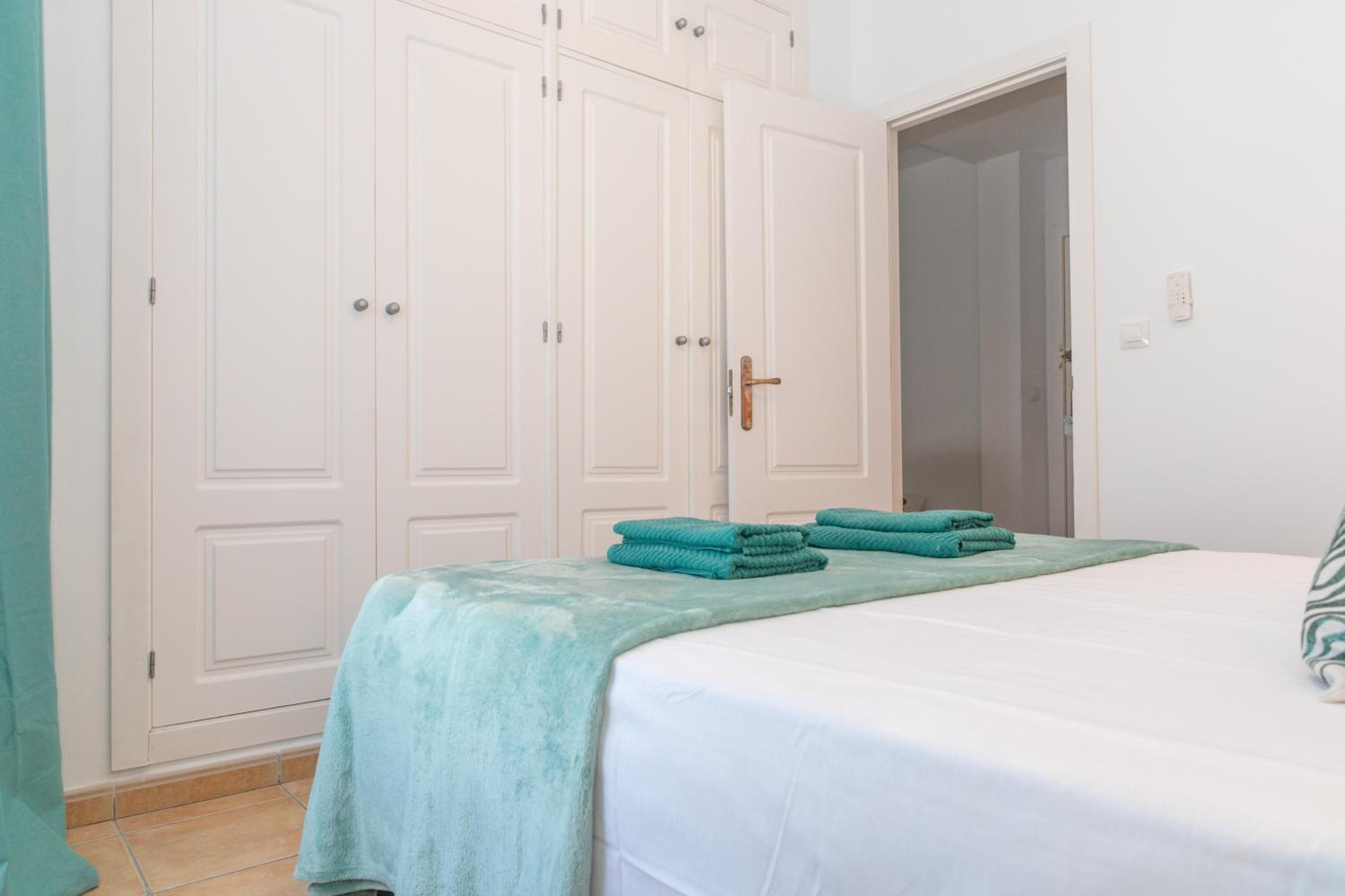 Apartamento de dos habitaciones con terraza y vista al mar