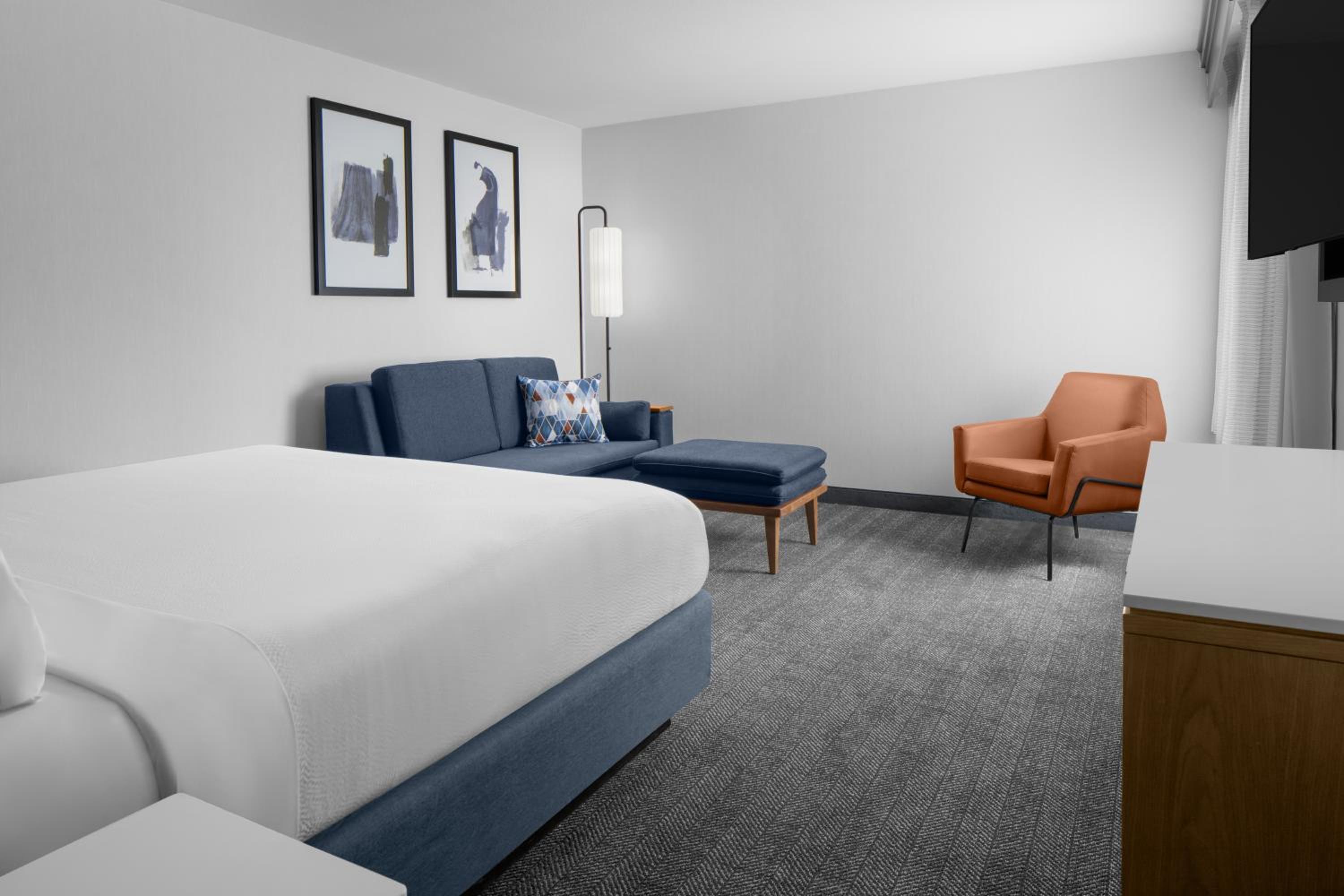One-Bedroom King Suite - Photo 3