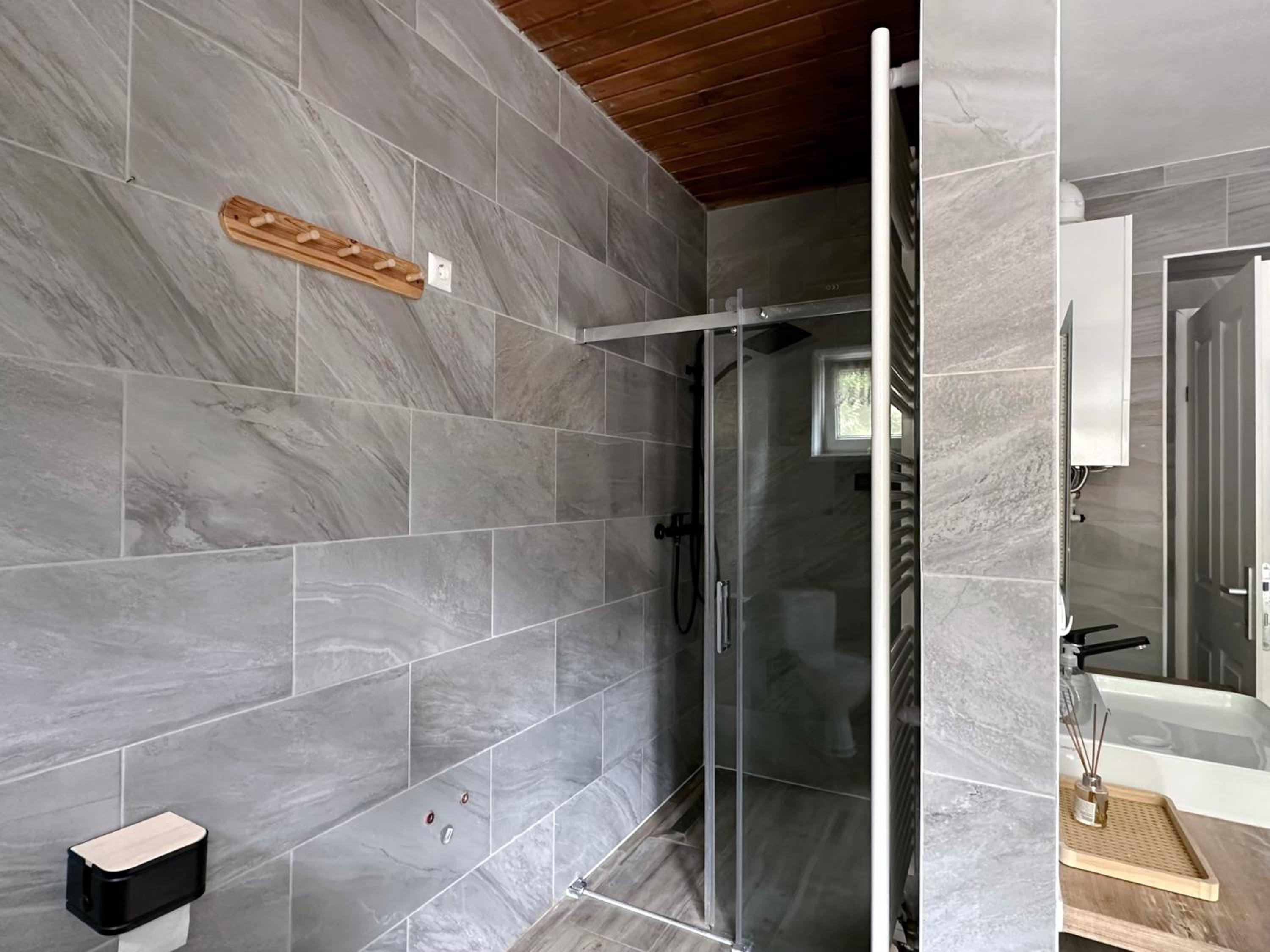 Economy Quadruple Room with Shared Bathroom photo 3