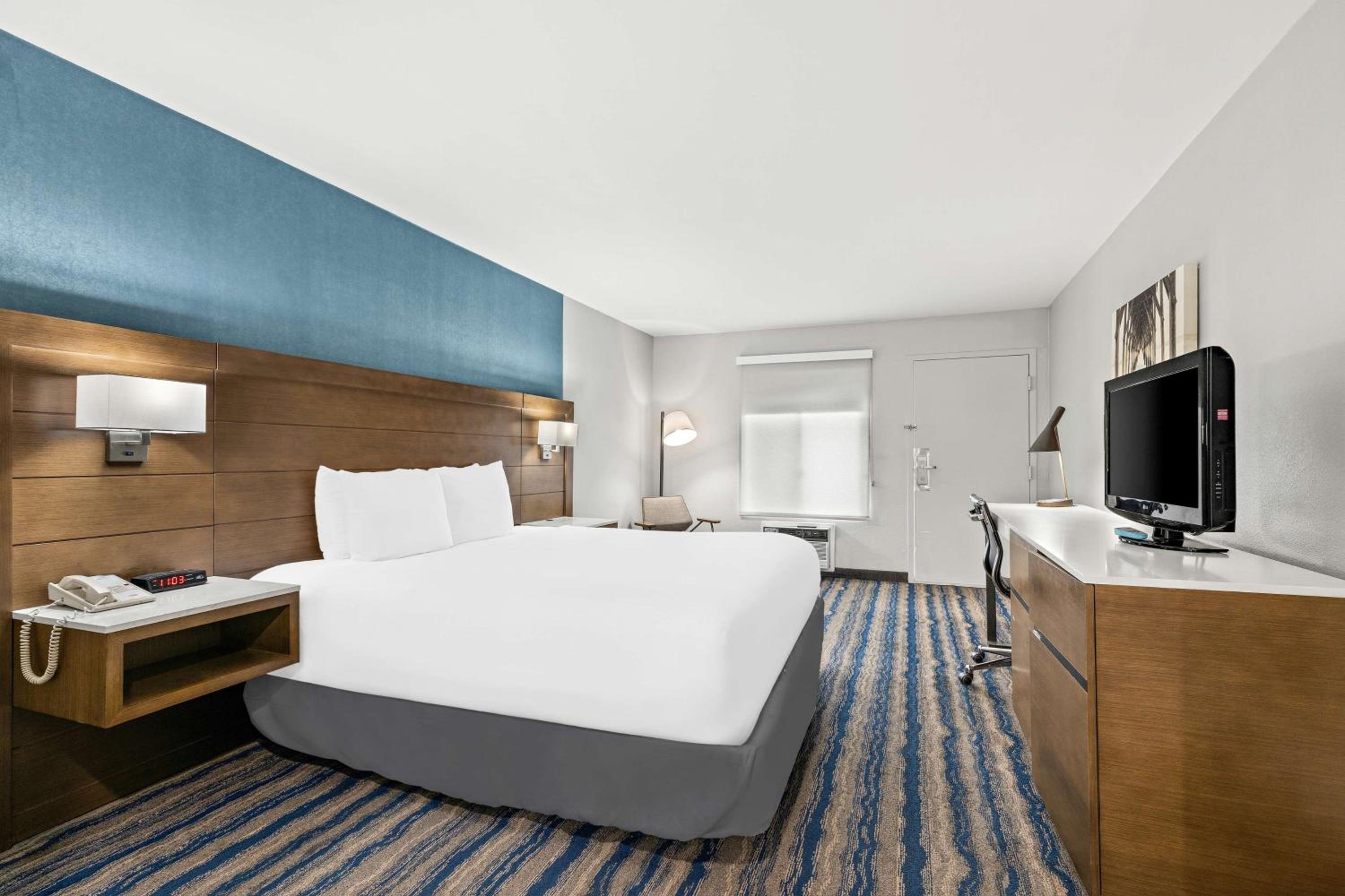 King Room - Non-Smoking - Photo 2