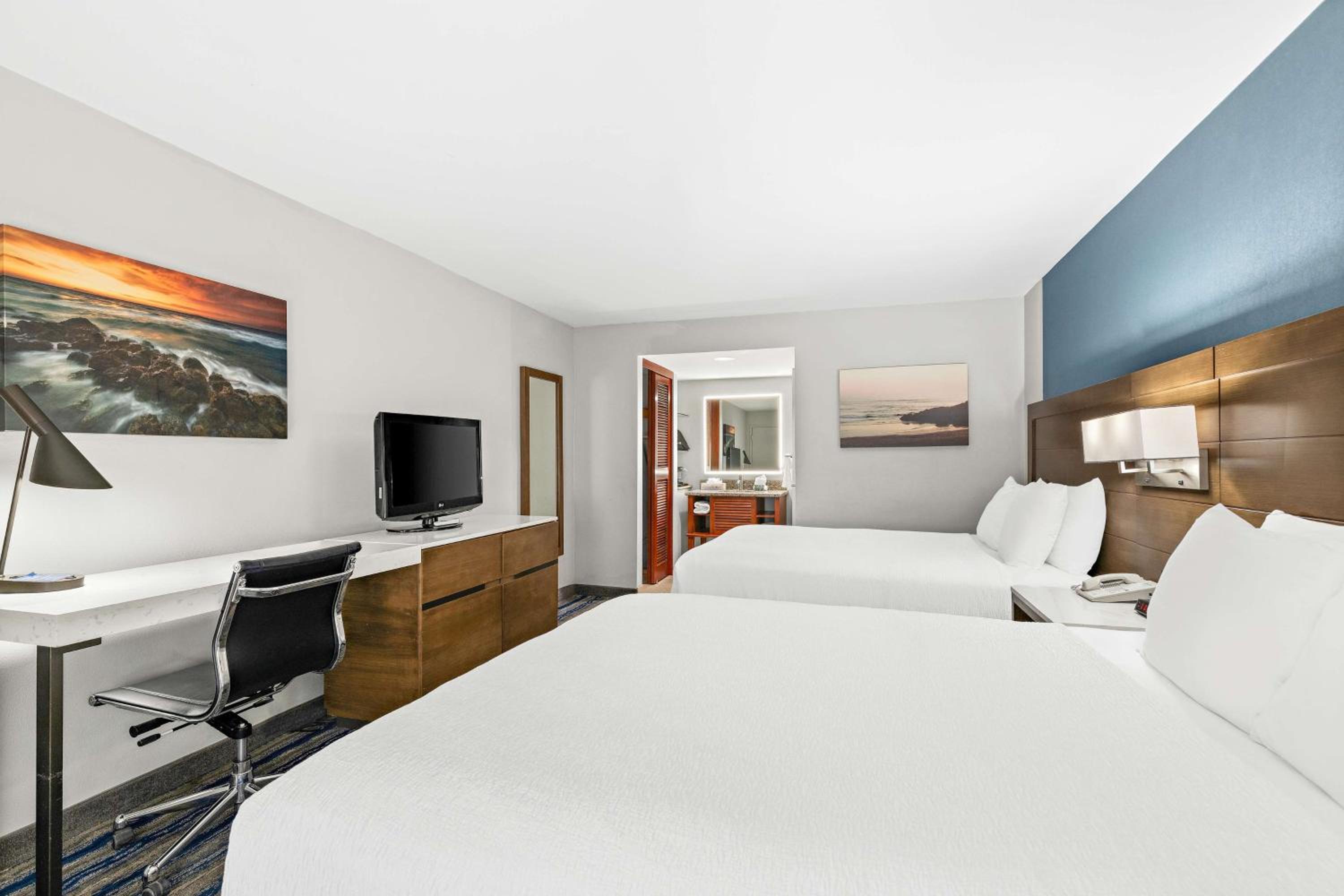 Queen Room with Two Queen Beds - Photo 2