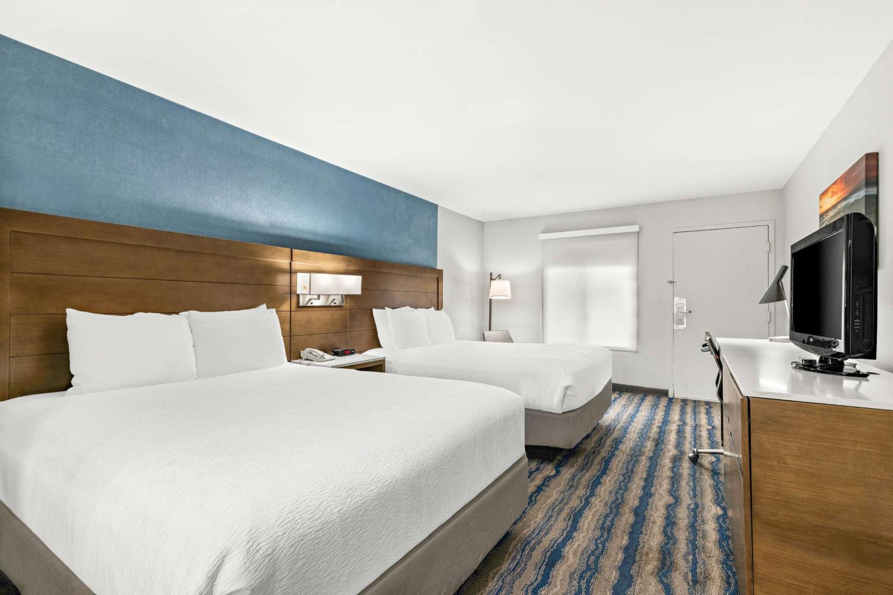 Queen Room with Two Queen Beds - Photo 4