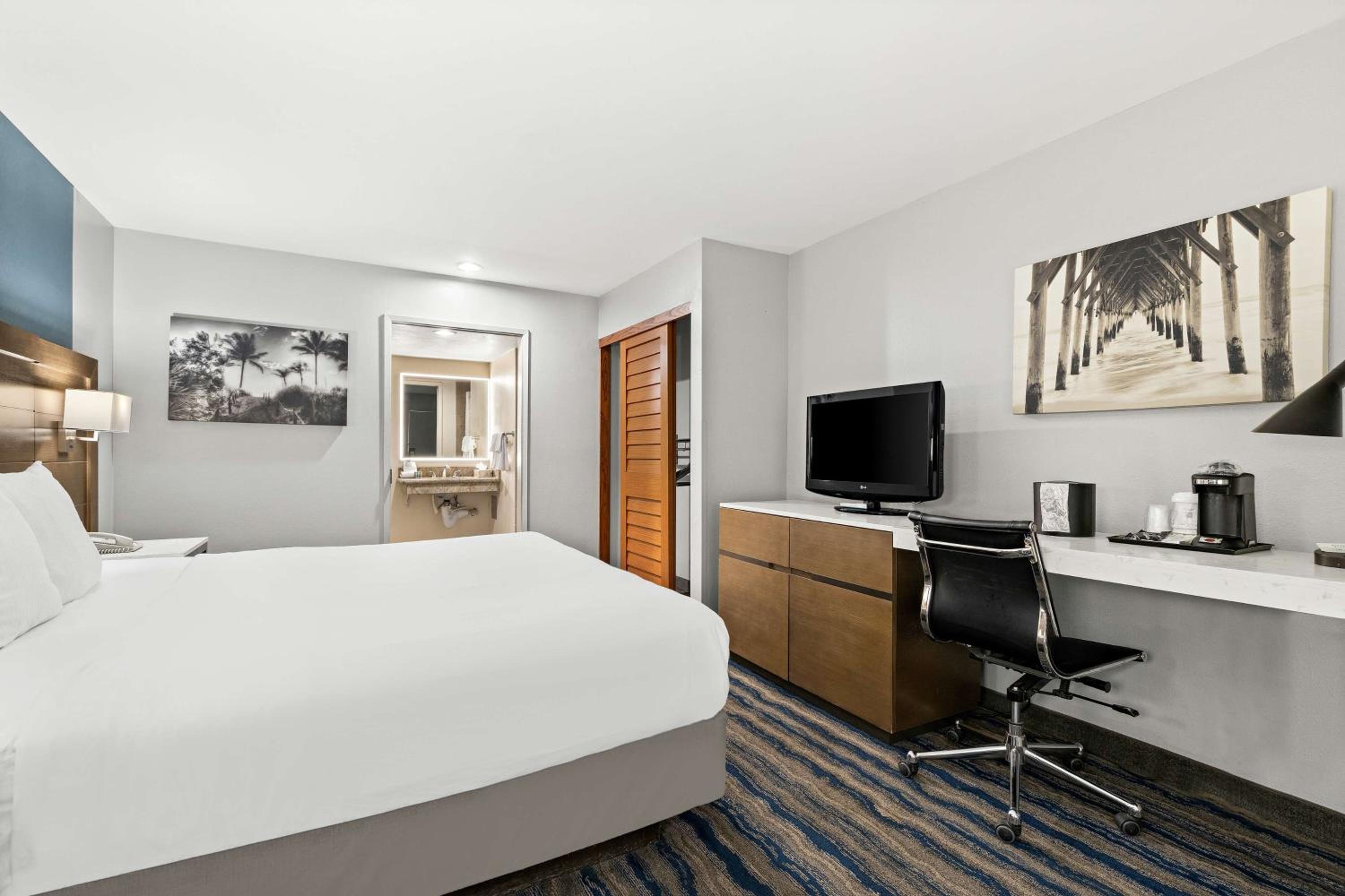 King Room with Roll-in Shower - Disability Access/Non-Smoking - Photo 2
