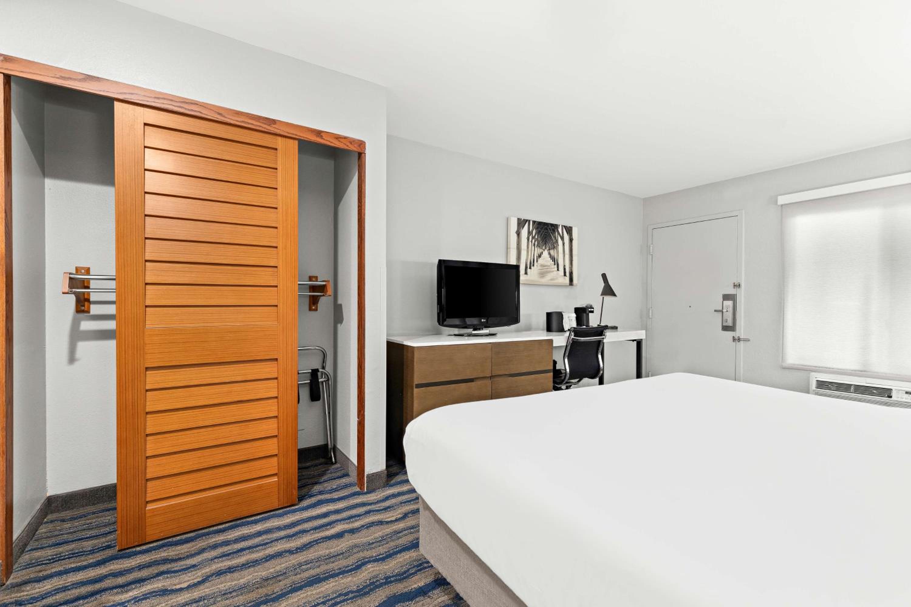 King Room with Roll-in Shower - Disability Access/Non-Smoking - Photo 3