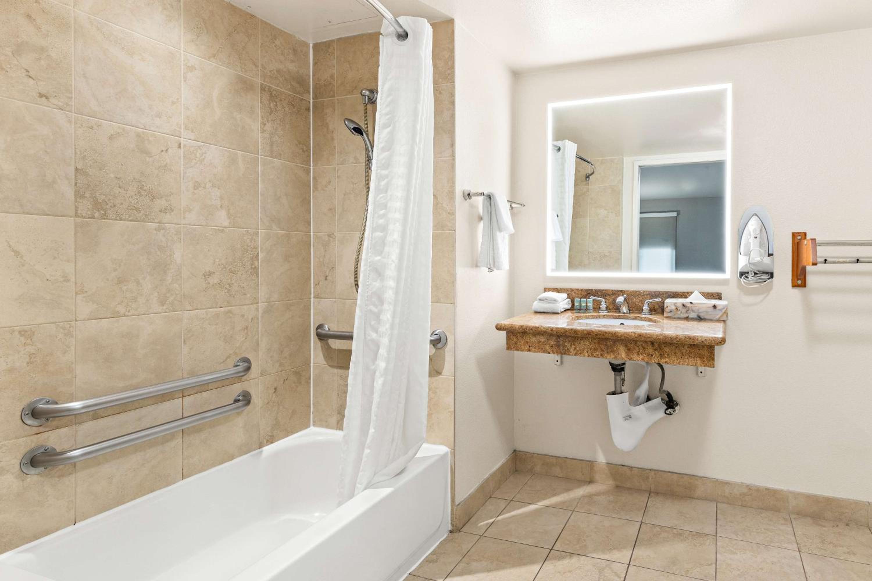 King Room - Disability Access - Photo 3
