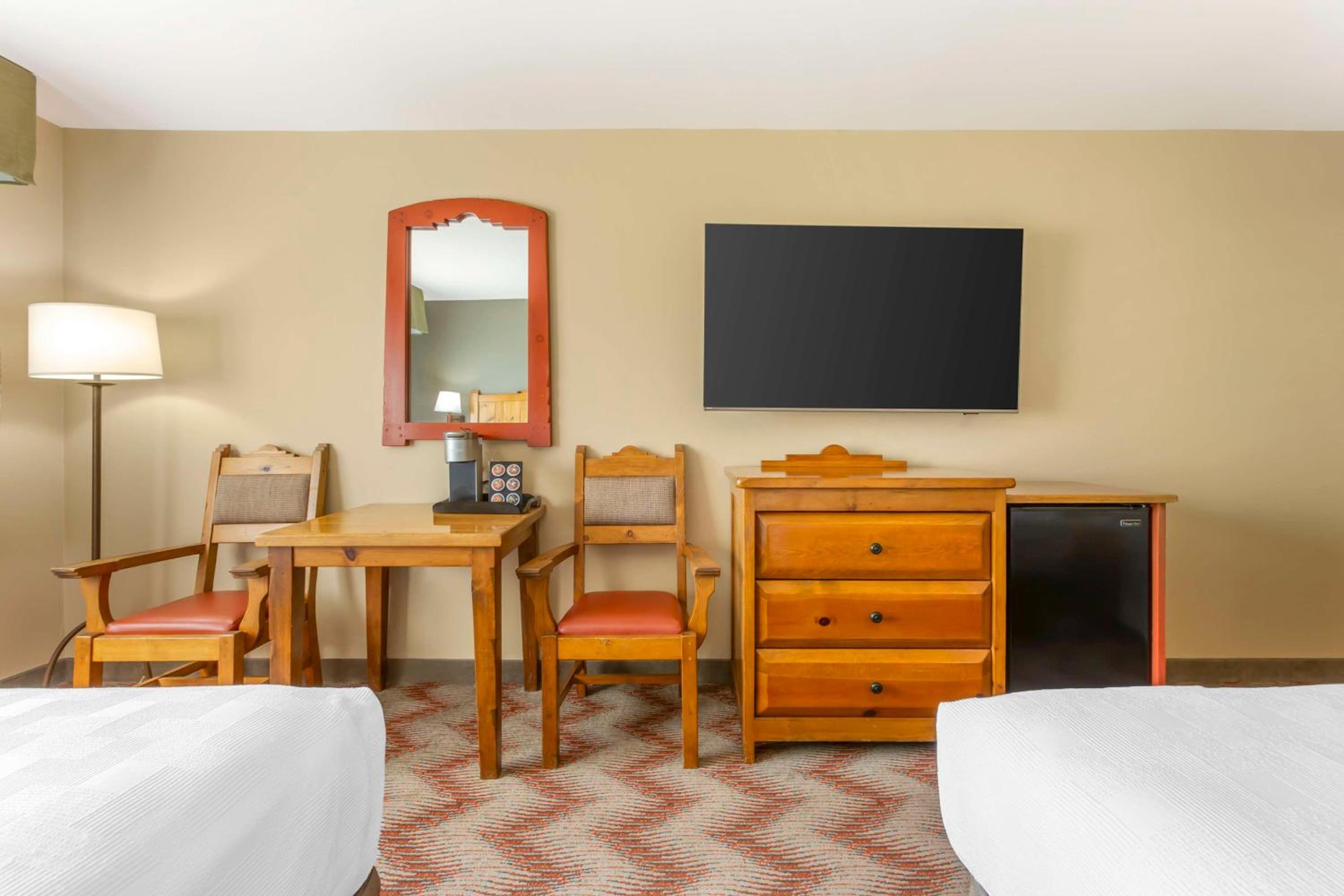 Queen Room with Two Queen Beds - Non-Smoking - Photo 2