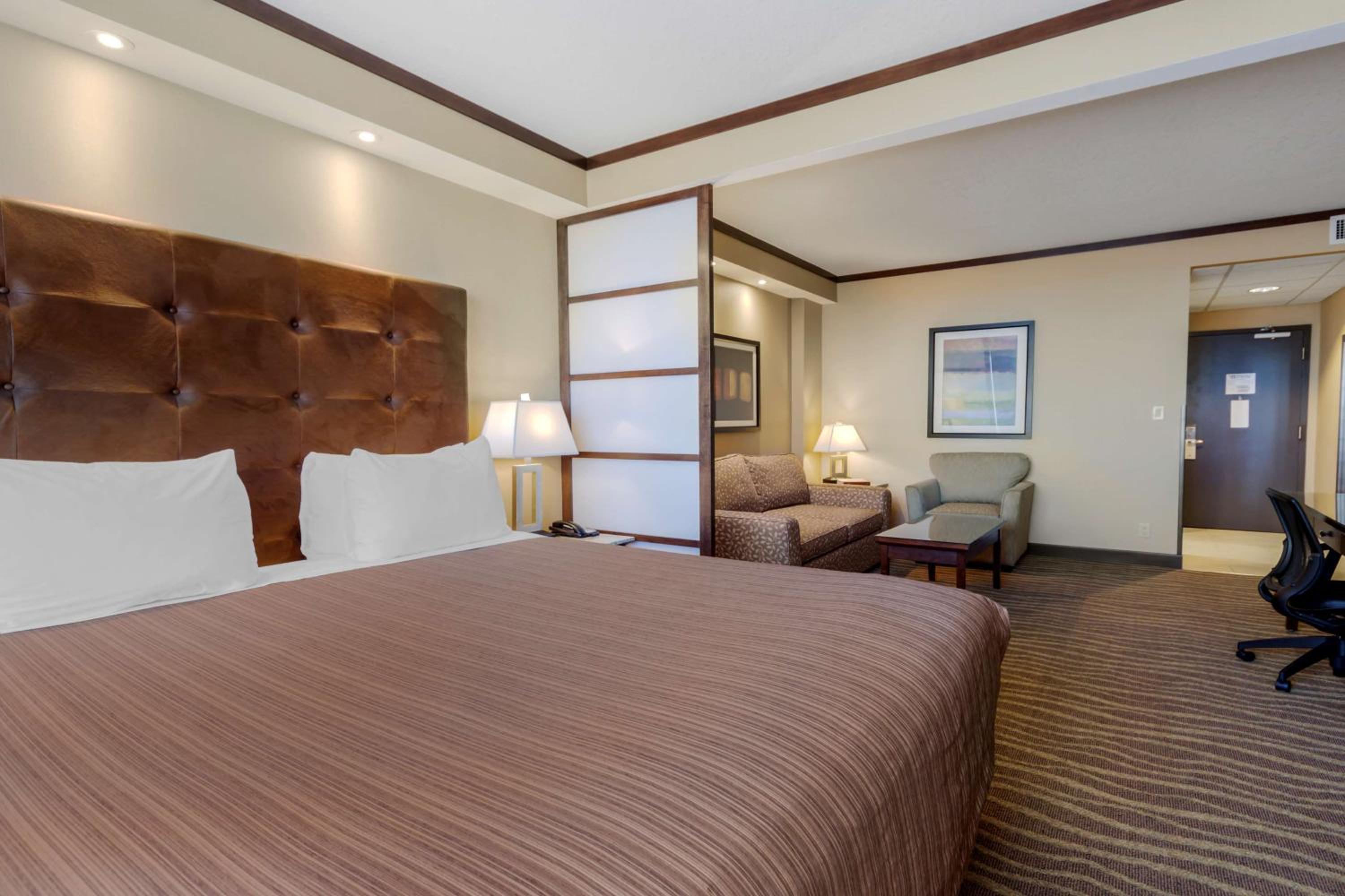 King Suite with Walk-In-Shower - Non-Smoking - Photo 6