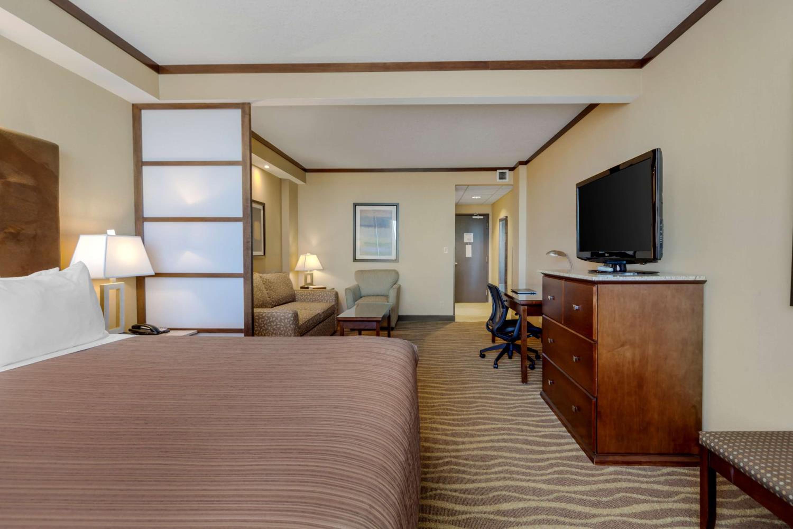 King Suite with Walk-In-Shower - Non-Smoking - Photo 7