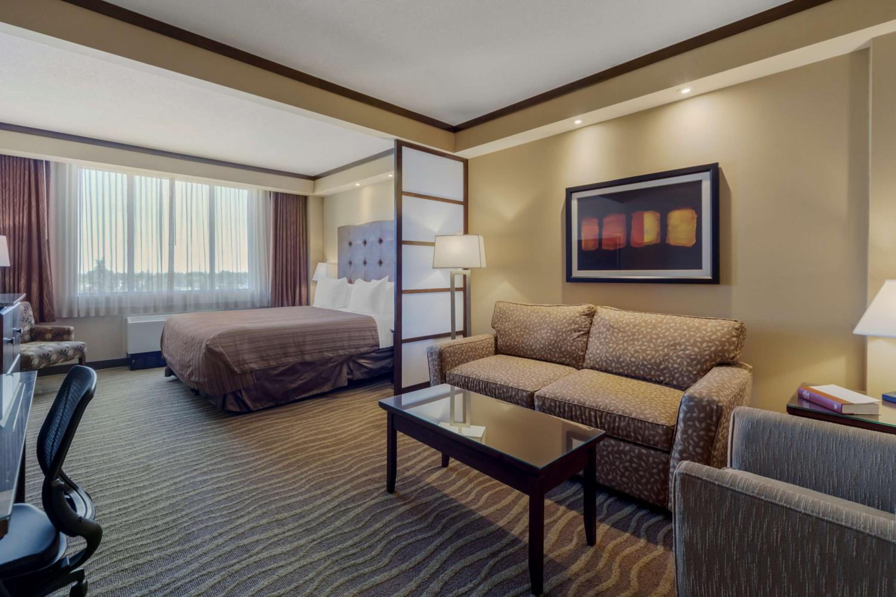 King Suite with Walk-In-Shower - Non-Smoking - Photo 1