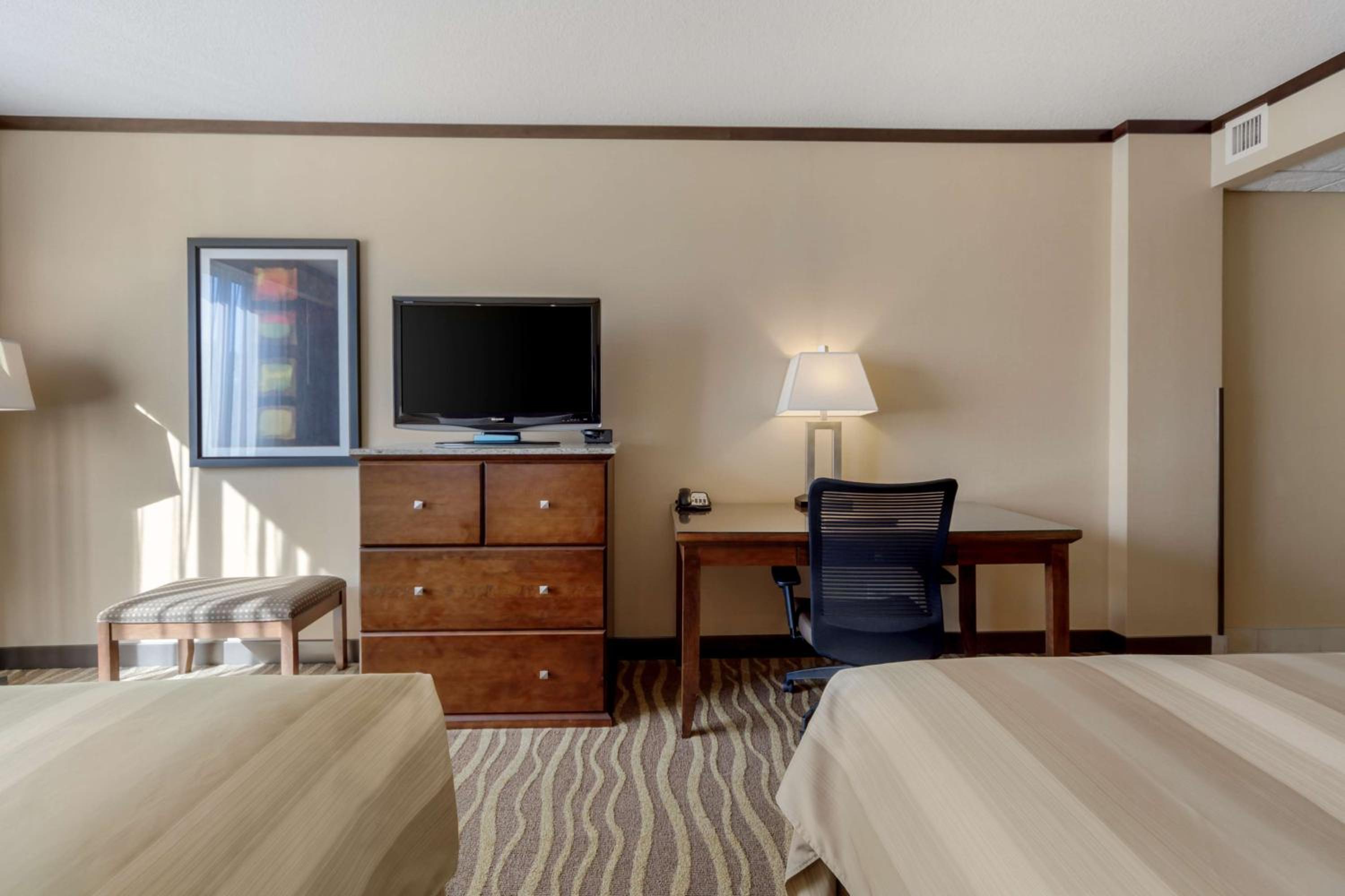 Queen Room with Two Queen Beds and Tub - Mobility Accessible/Non-Smoking photo 3