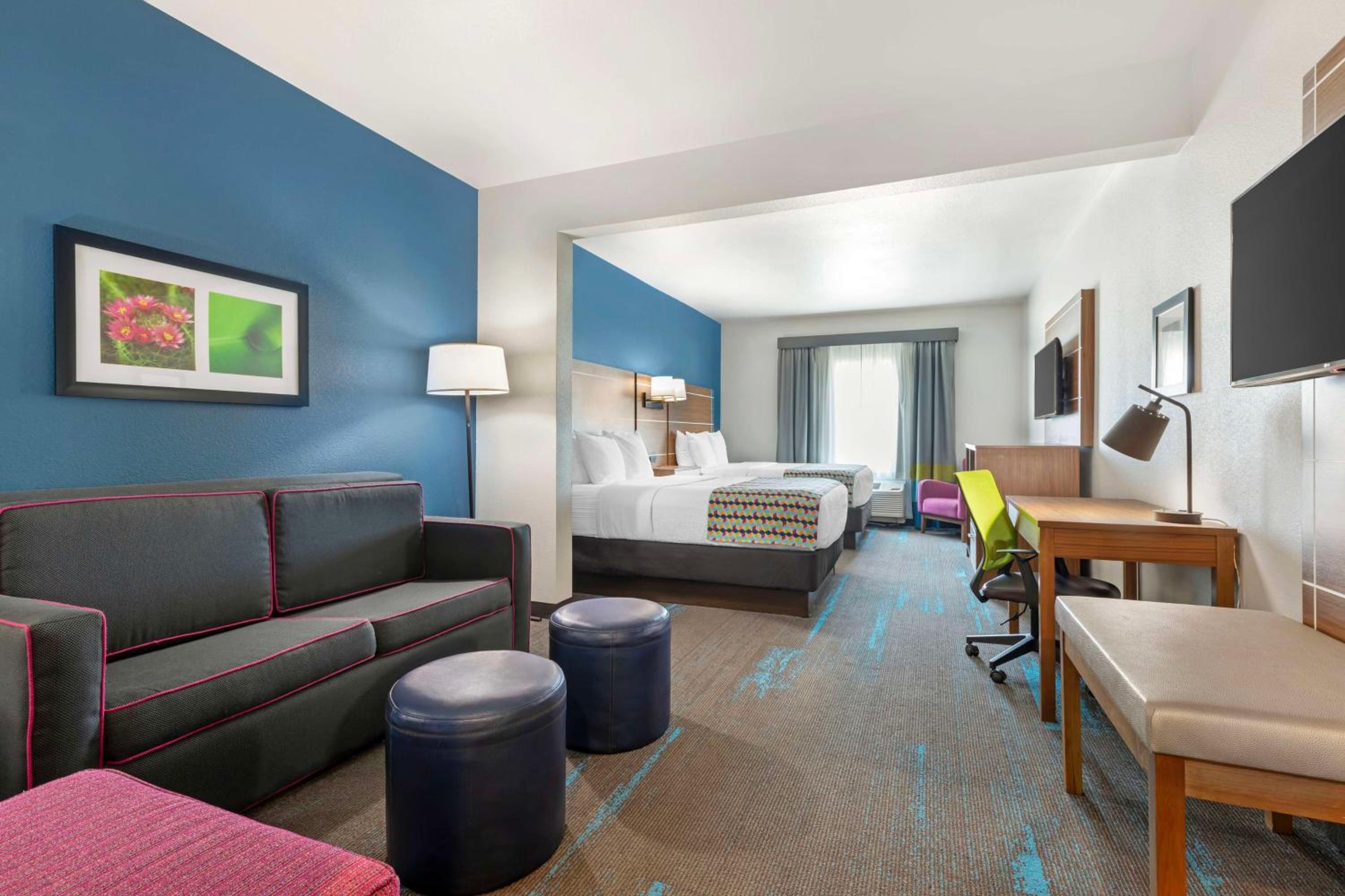 Queen Suite with Sofa Bed - Photo 1