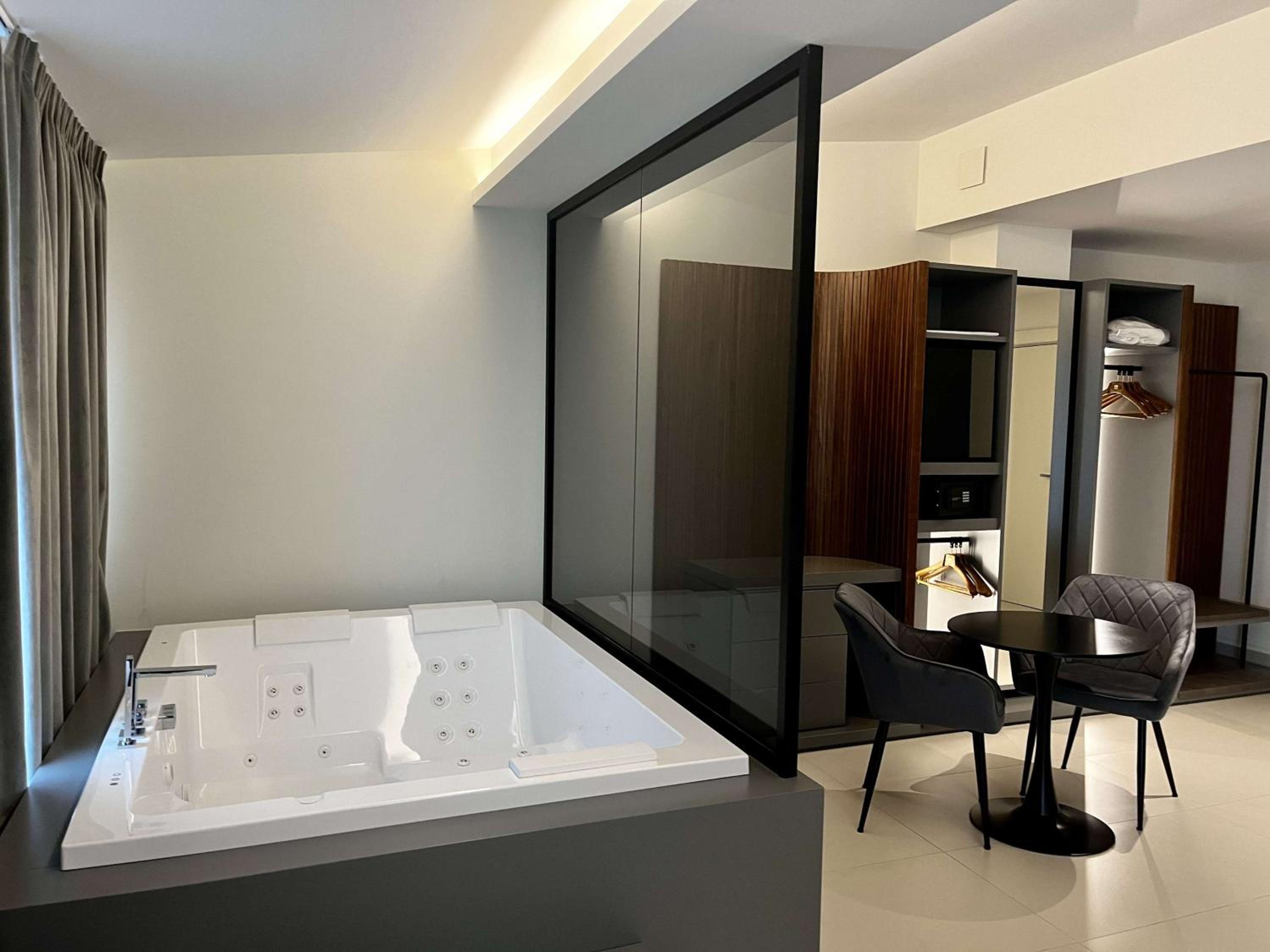Superior King Suite with Jacuzzi and Balcony - Non-Smoking - Photo 4