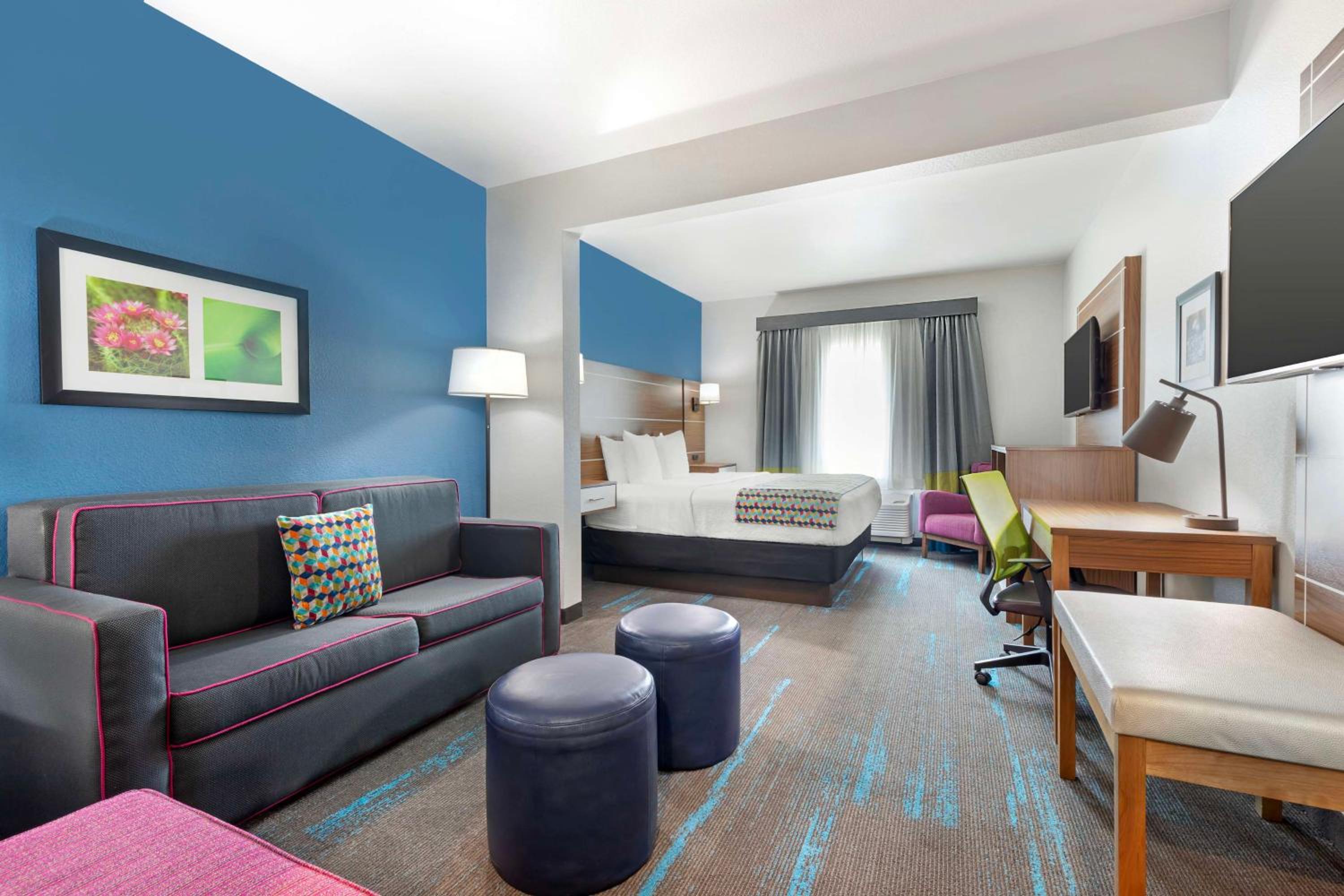 King Suite with Sofa Bed and Bath Tub - Disability Access/Non-Smoking - Photo 1