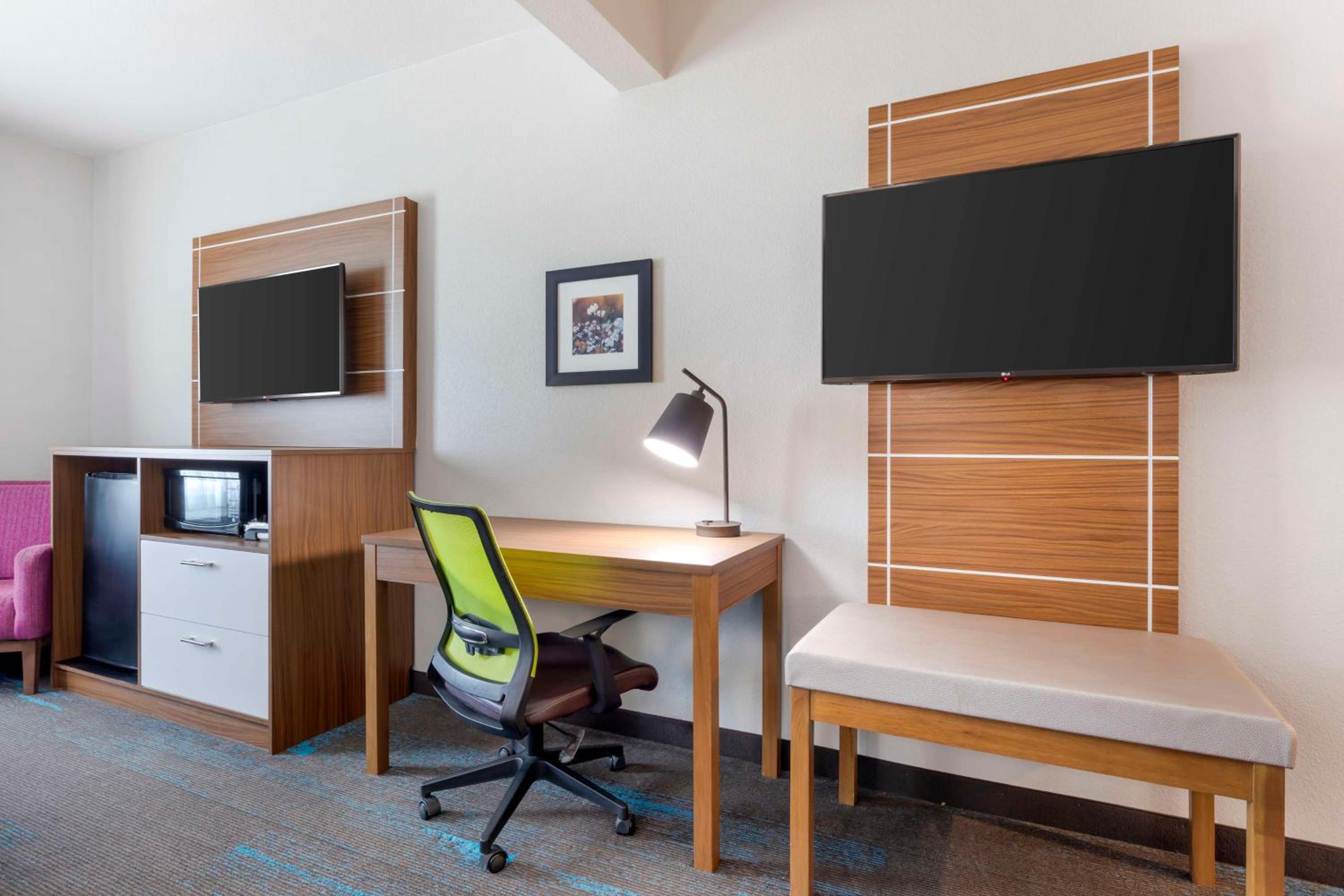 King Suite with Sofa Bed and Bath Tub - Disability Access/Non-Smoking - Photo 2
