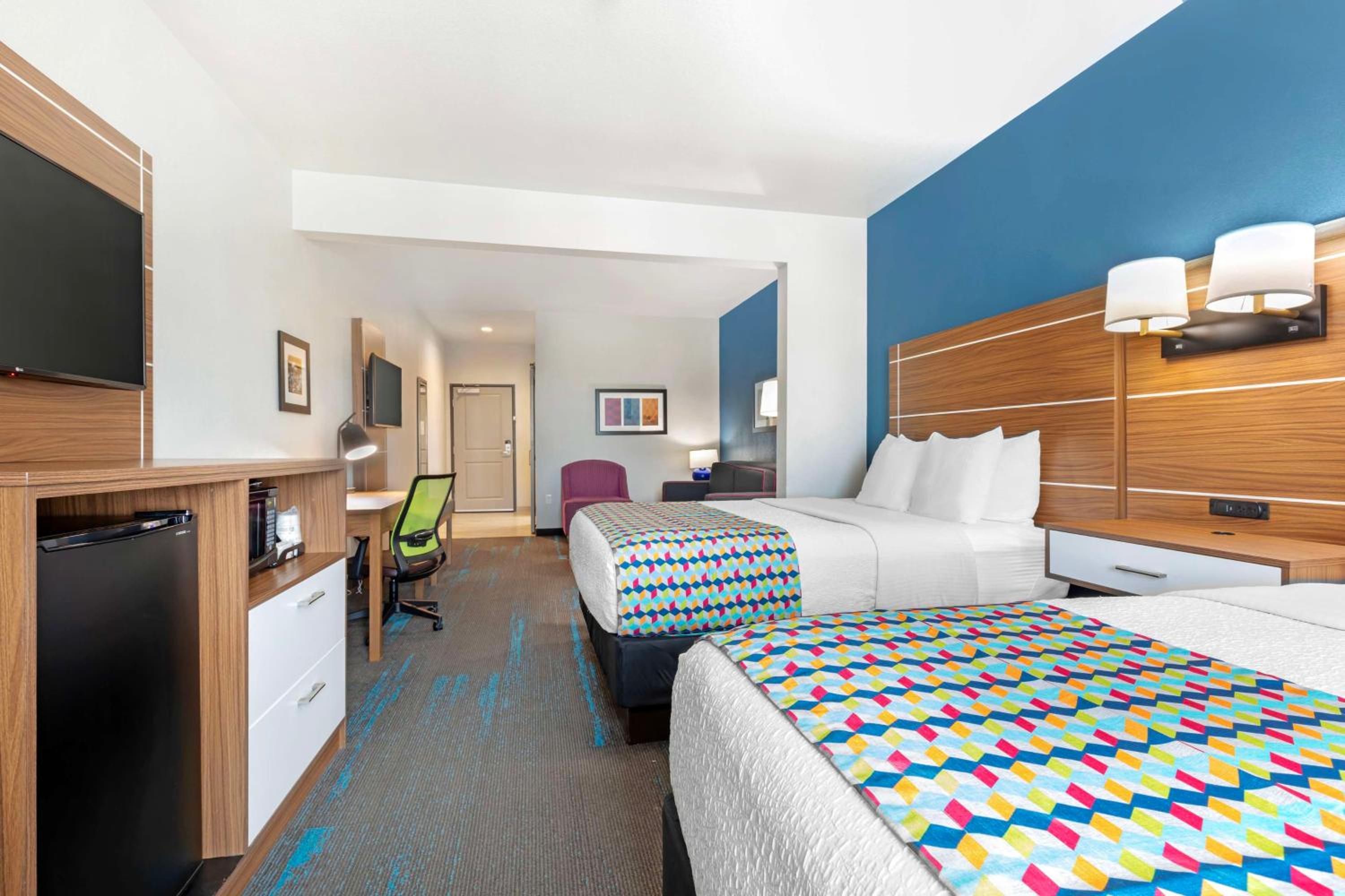 Queen Suite with Sofa Bed - Photo 3