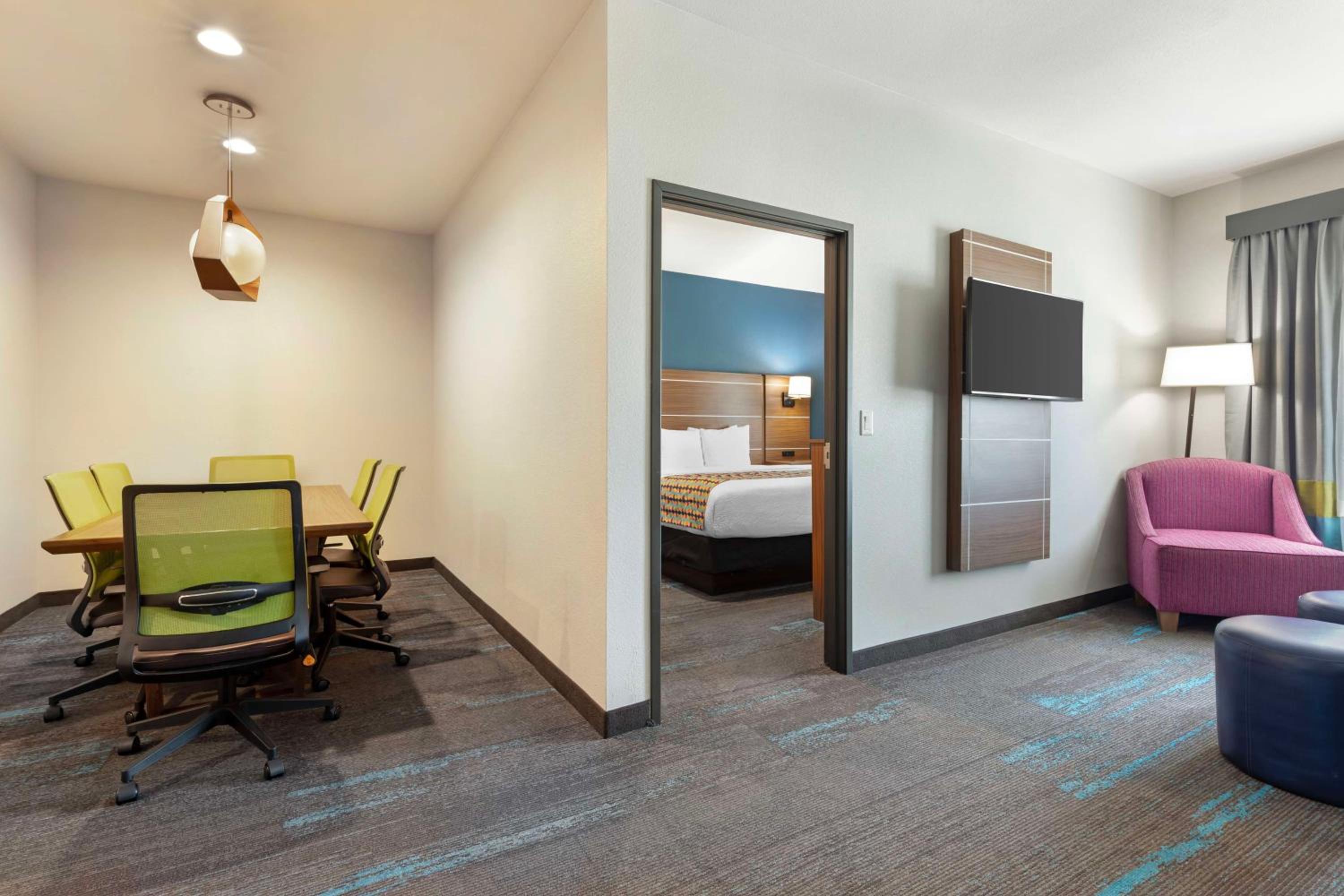 Two-Bedrooms King Suite - Photo 4