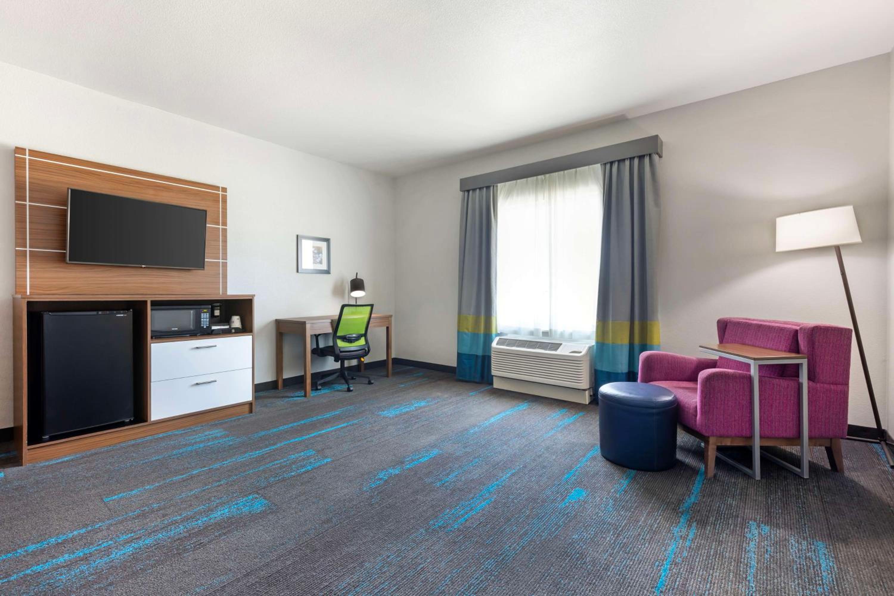 King Room with Roll-in Shower - Disability Access/Non-Smoking - Photo 2