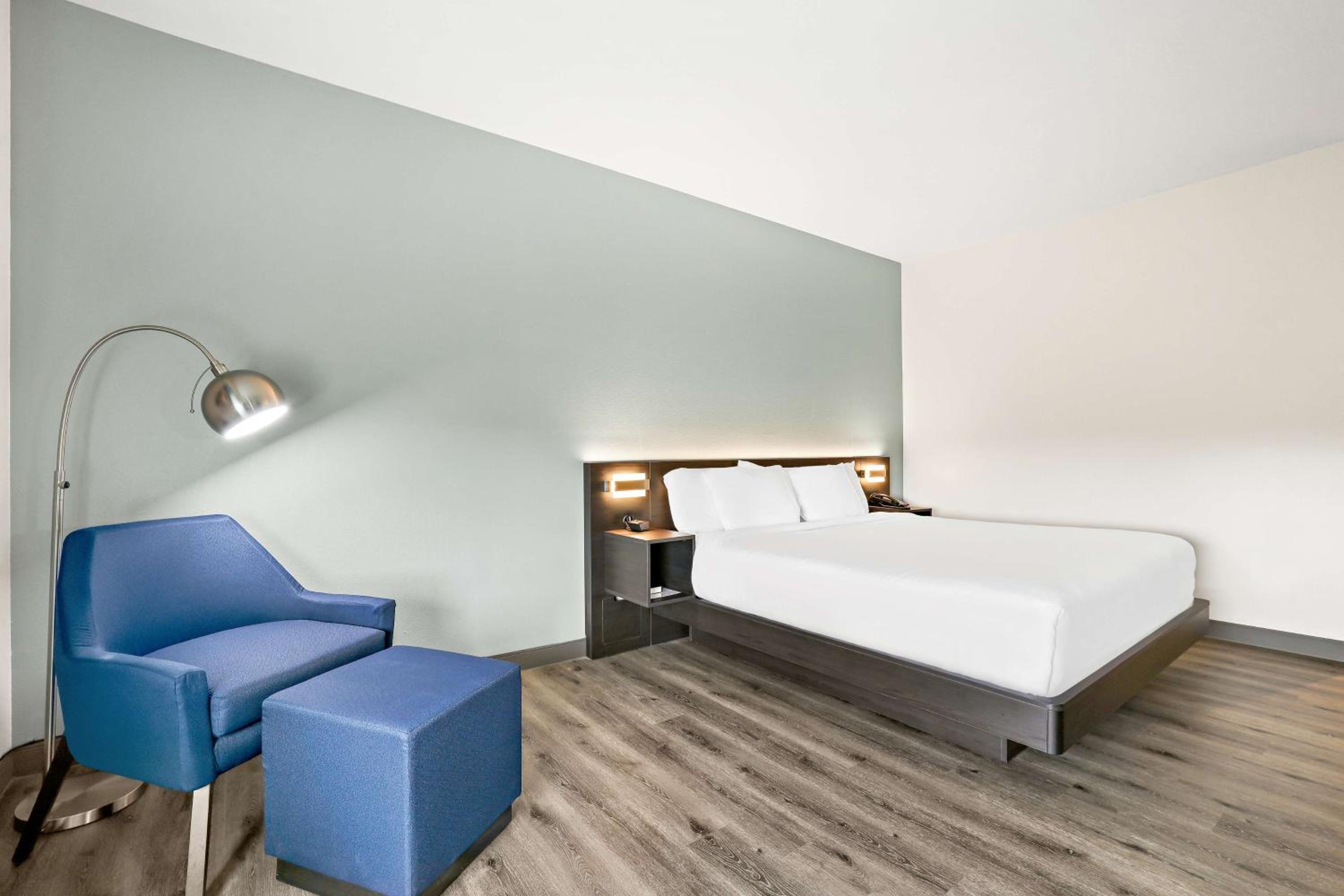King Room - Non-Smoking - Photo 4