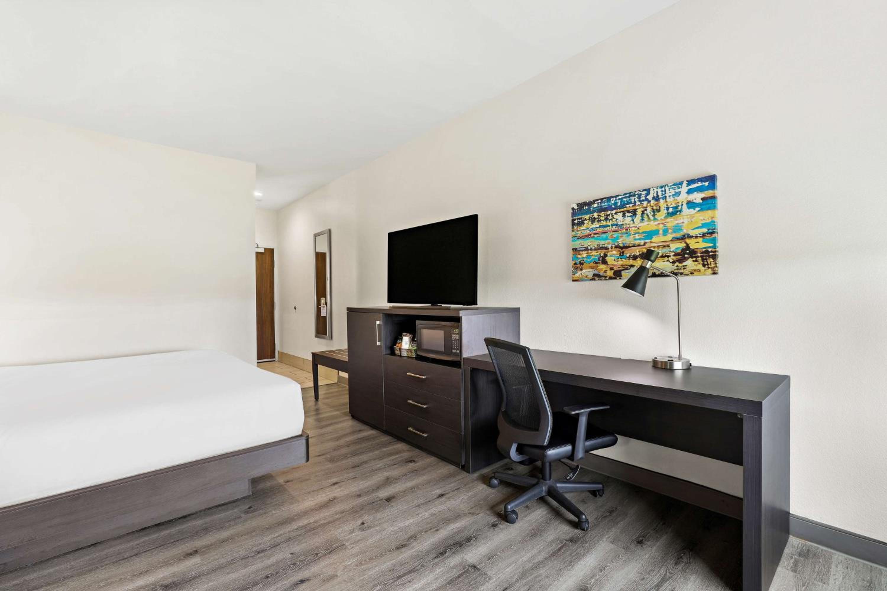 King Room - Non-Smoking - Photo 2