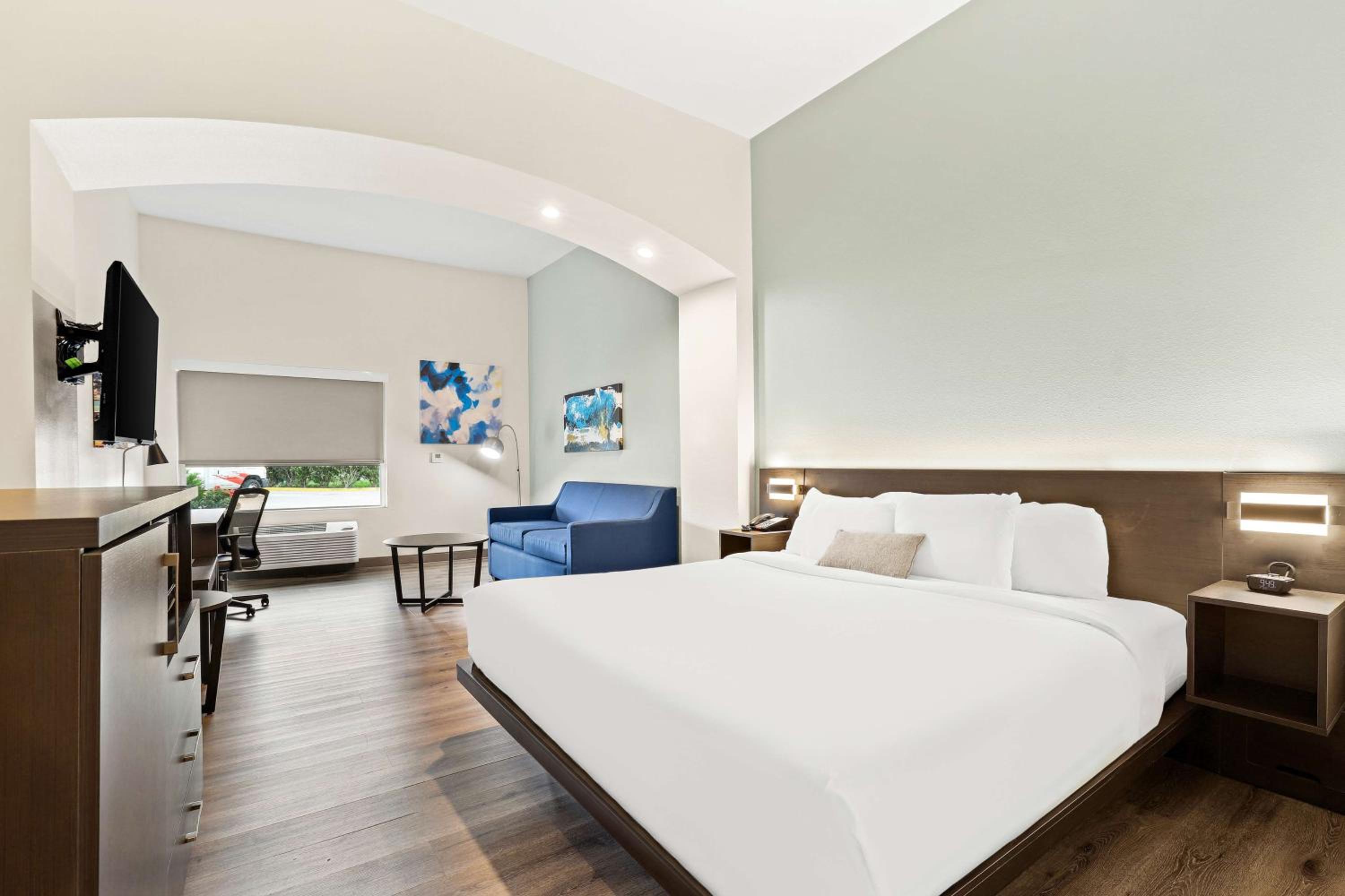 King Suite with Roll-In Shower - Disability/Non-Smoking - Photo 2
