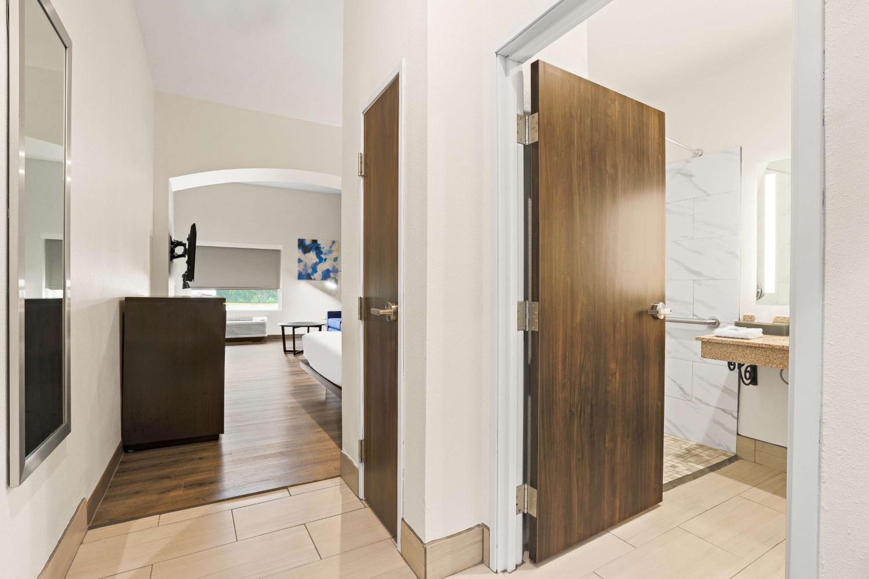 King Suite with Roll-In Shower - Disability/Non-Smoking - Photo 1