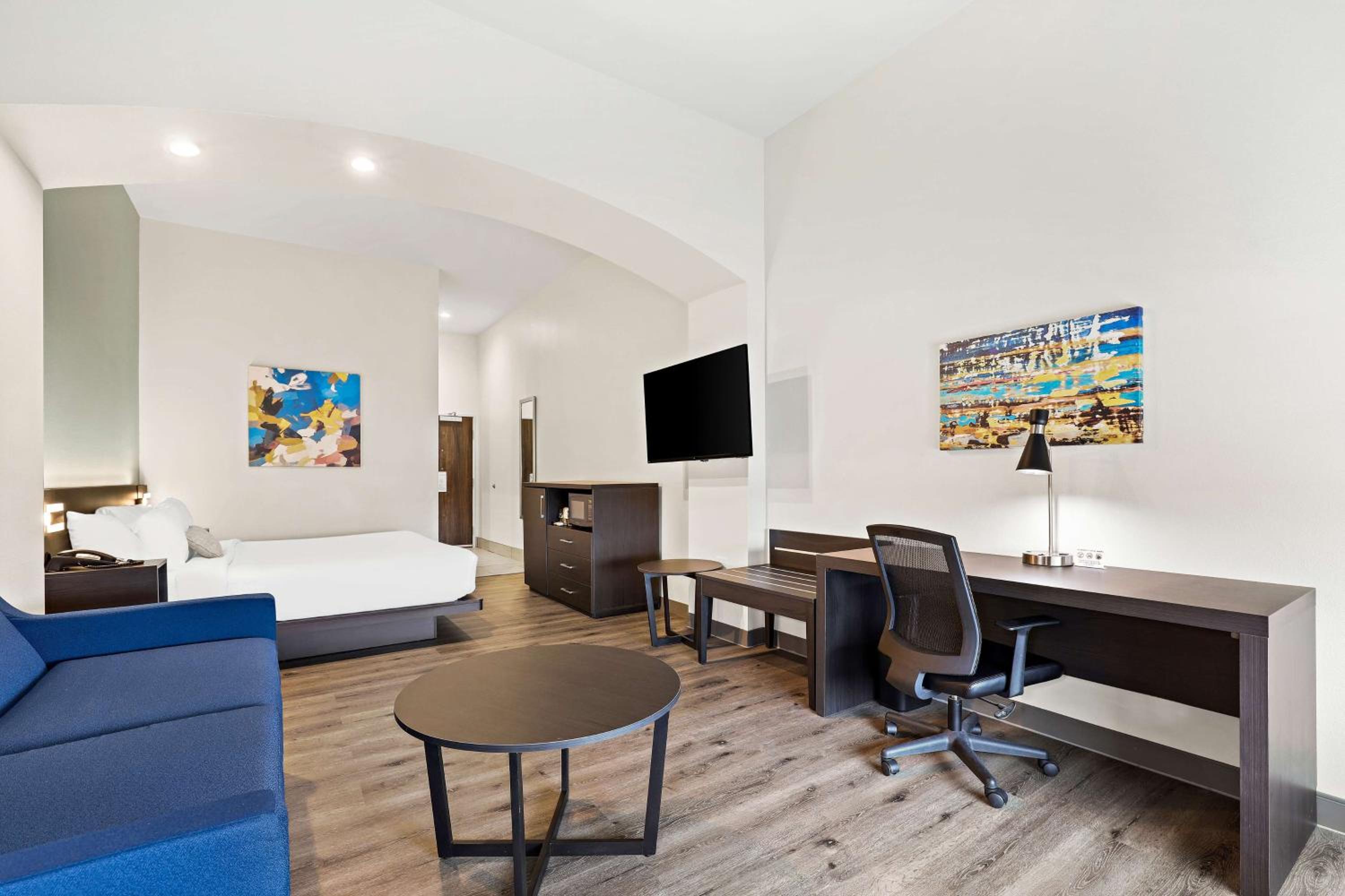 King Suite with Roll-In Shower - Disability/Non-Smoking - Photo 3