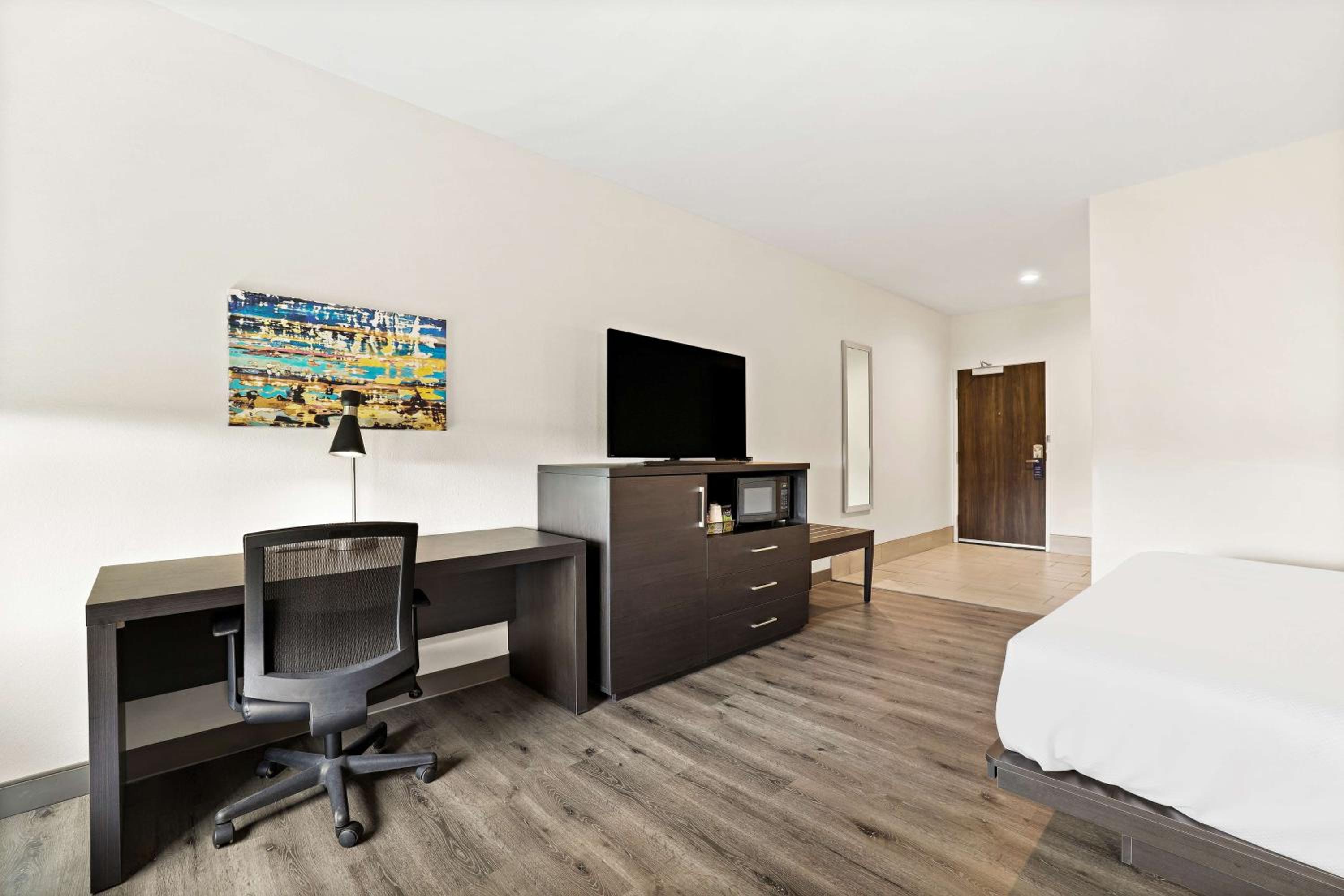 King Room - Mobility Accessible with Bathtub - Photo 4
