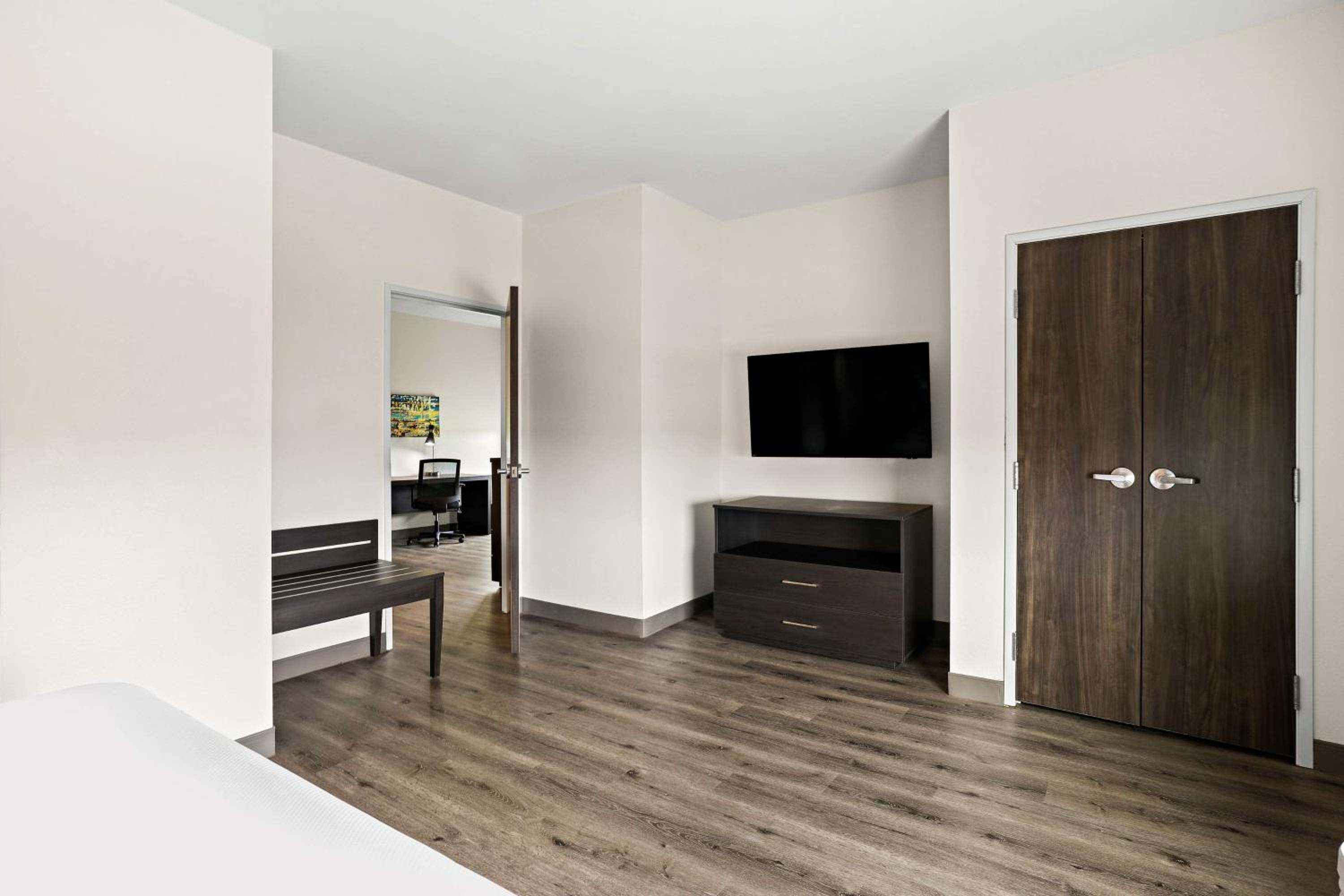 One-Bedroom King Suite with Sofa Bed - Non-Smoking - Photo 3