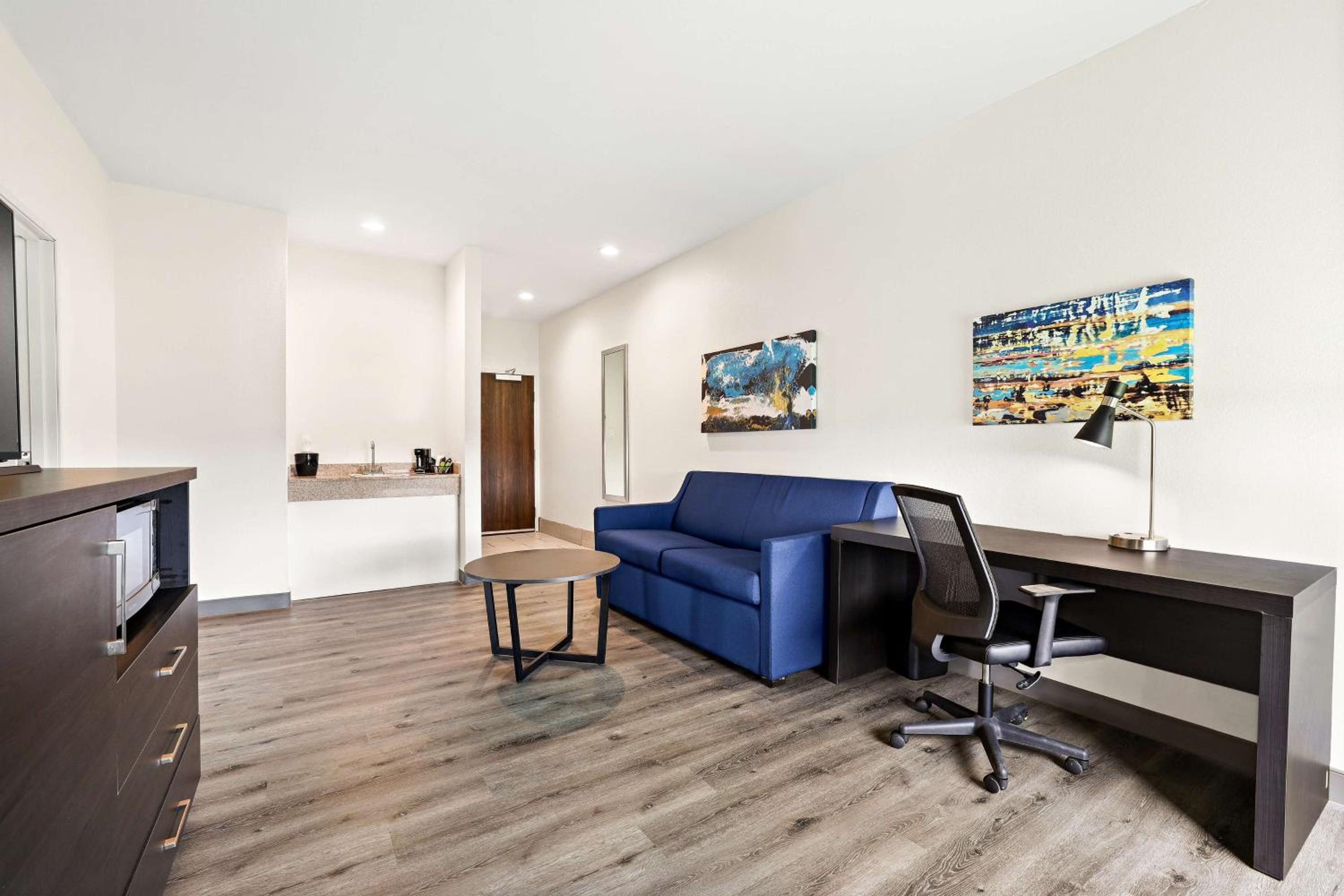 One-Bedroom King Suite with Sofa Bed - Non-Smoking - Photo 4