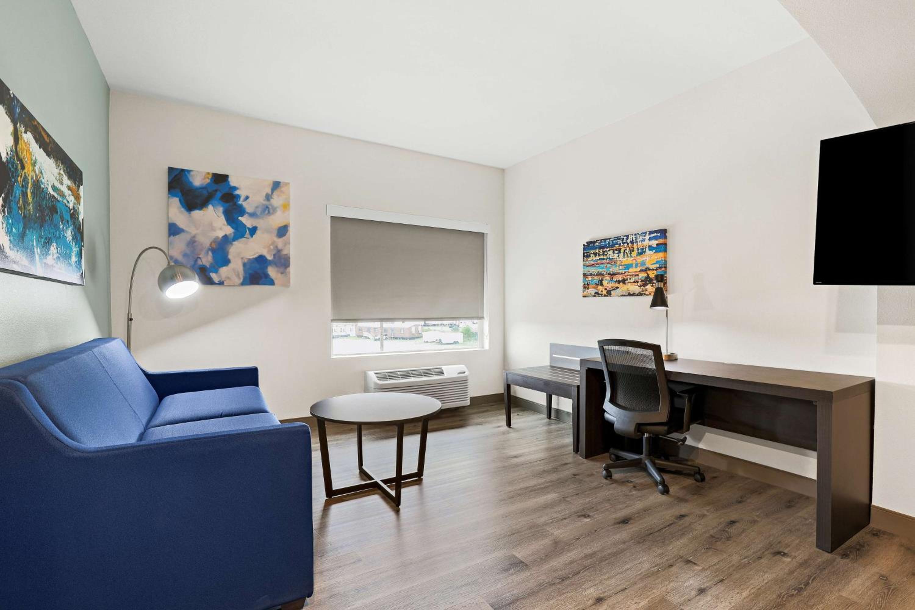 King Suite - Non-Smoking - Photo 3