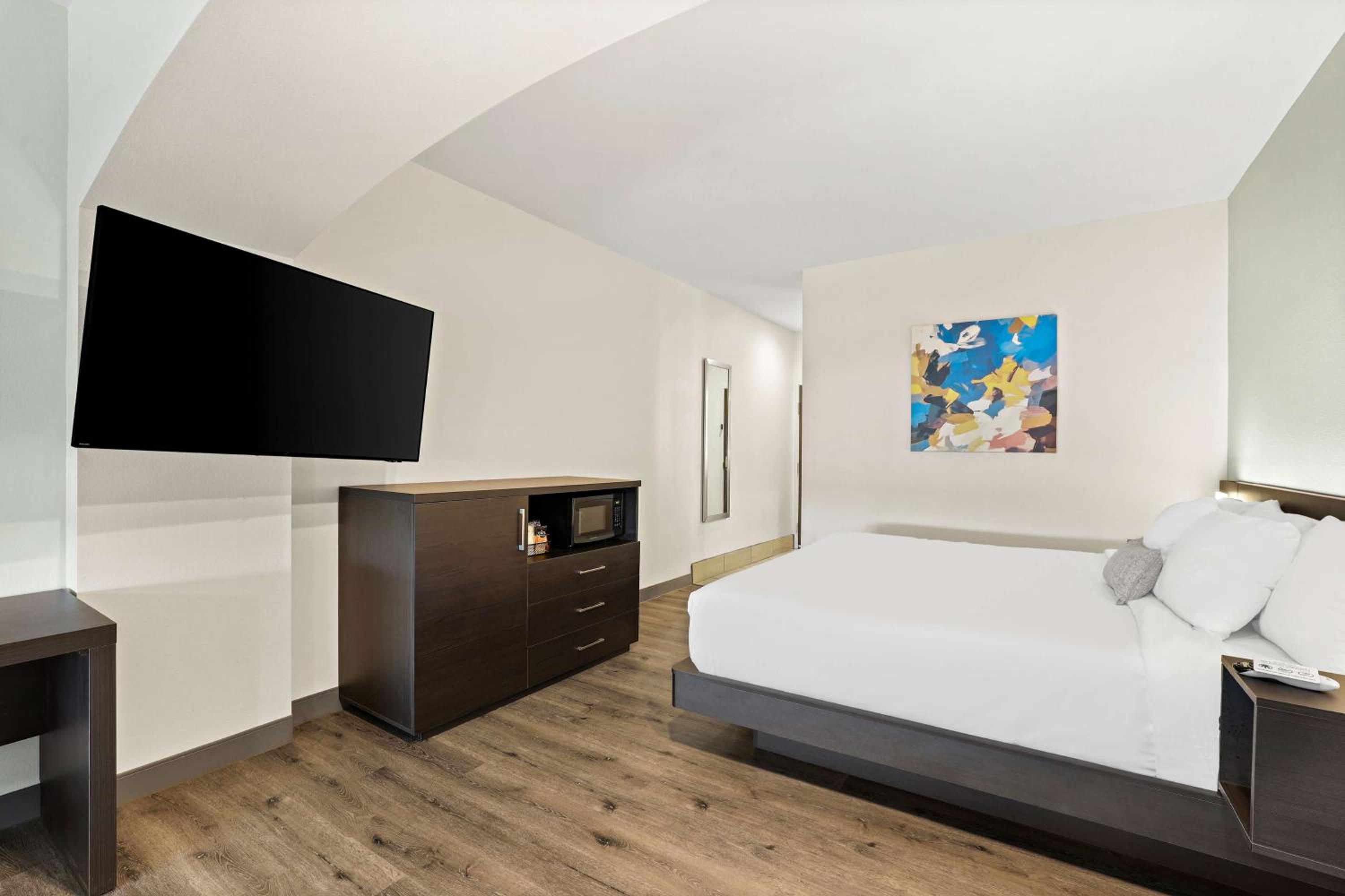 King Suite - Non-Smoking - Photo 4