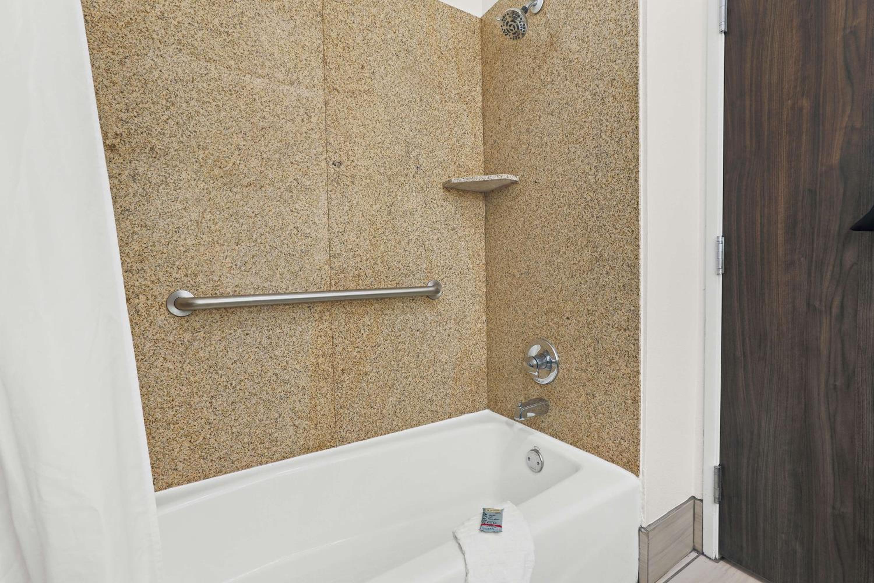 King Room - Mobility Accessible with Bathtub - Photo 2